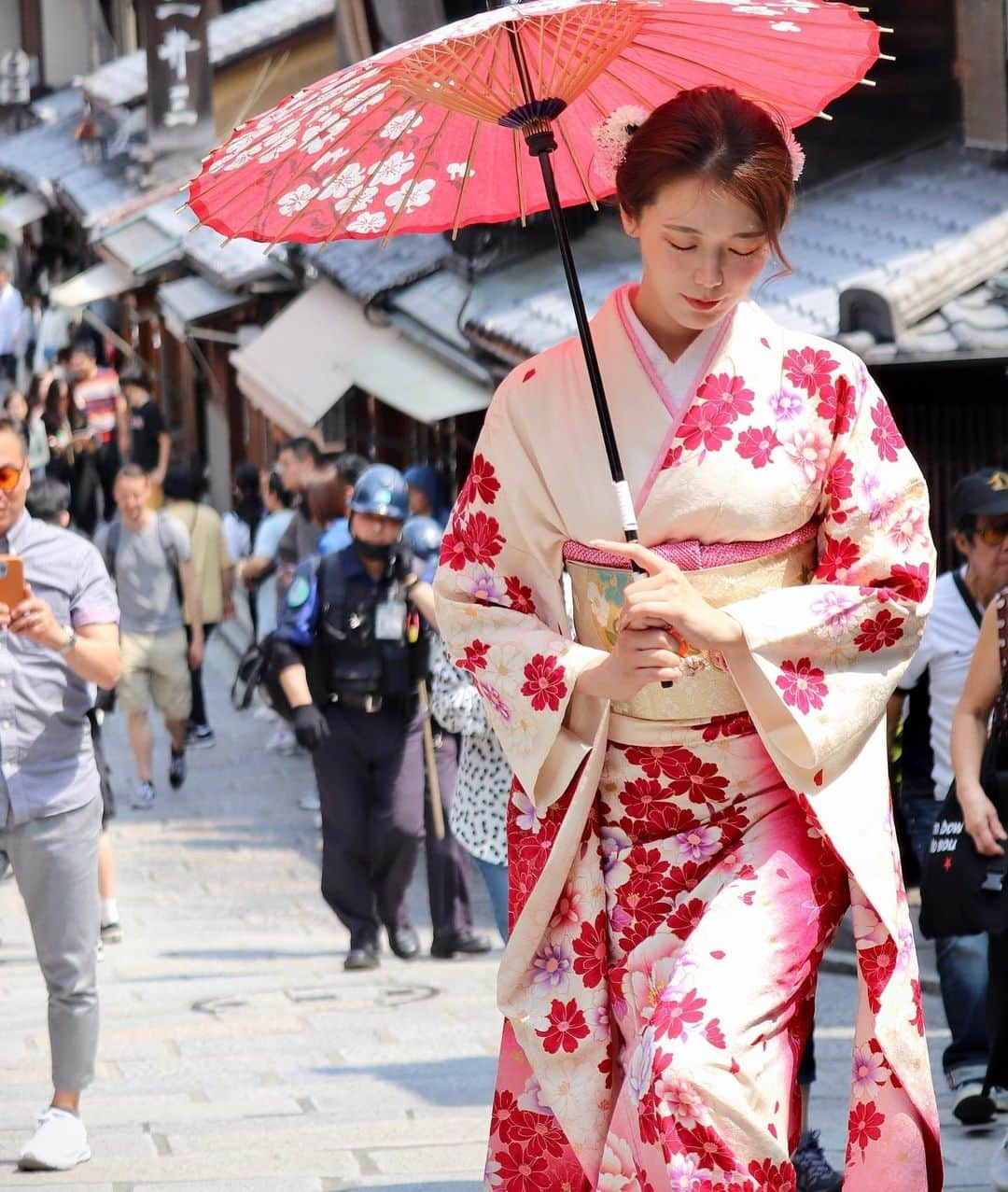 市原佑梨さんのインスタグラム写真 - (市原佑梨Instagram)「KIMONO👘🤍KYOTO  高台寺ふもとに位置する清水寺もすぐそばの 京都MKtaxi salonさん 2階レンタル着物mimosaさんとお仕事させて頂いた際の📸✨  ヘアセットや着付けの紐アレンジがお気に入り🤍  https://mk-mimosa.top/  #京都着物レンタルミモザ#京都着物レンタル#京都着物レンタルmimosa#kyotokimonorental #kyotokimono」6月2日 17時25分 - yuri_ichihara