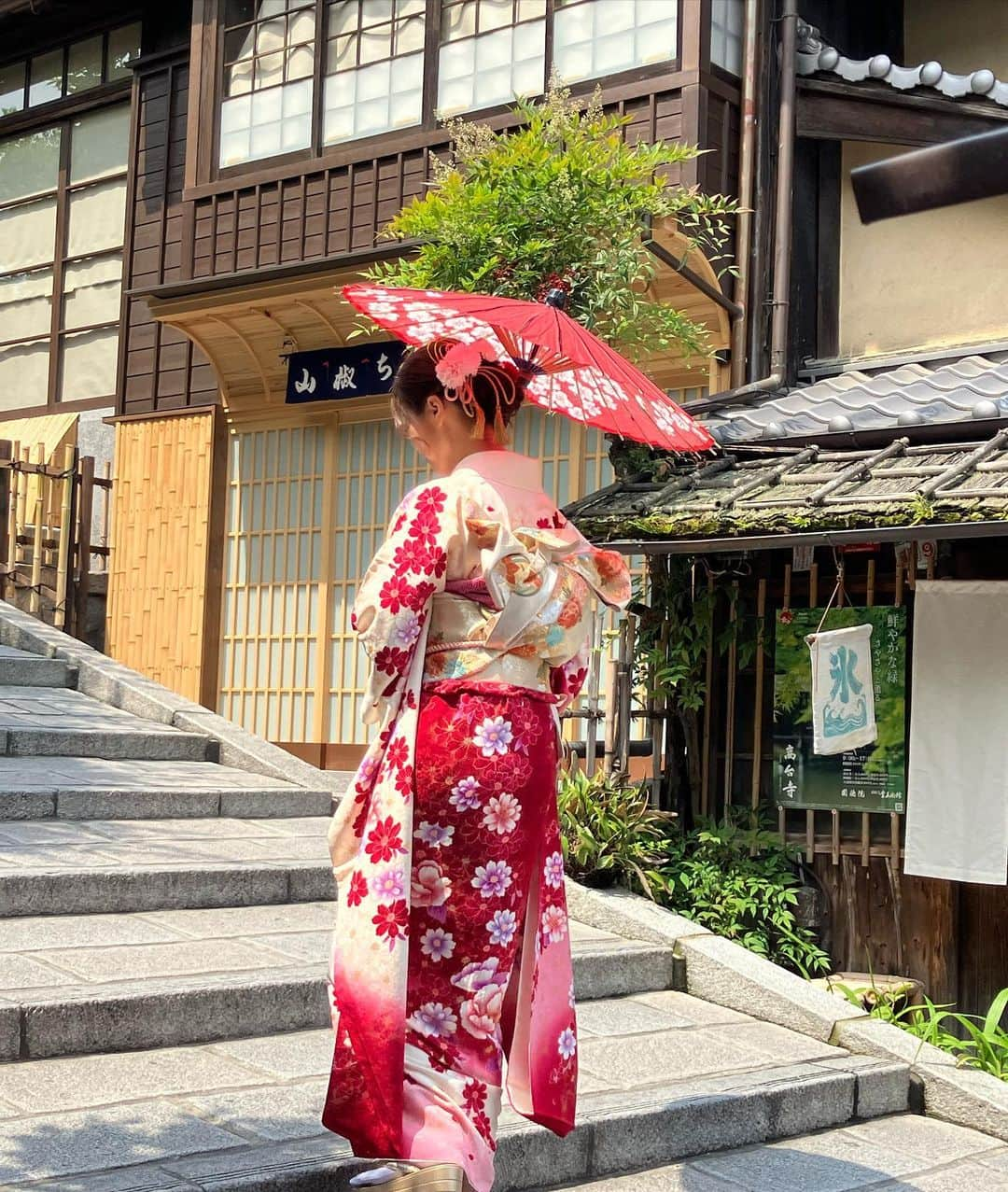 市原佑梨さんのインスタグラム写真 - (市原佑梨Instagram)「KIMONO👘🤍KYOTO  高台寺ふもとに位置する清水寺もすぐそばの 京都MKtaxi salonさん 2階レンタル着物mimosaさんとお仕事させて頂いた際の📸✨  ヘアセットや着付けの紐アレンジがお気に入り🤍  https://mk-mimosa.top/  #京都着物レンタルミモザ#京都着物レンタル#京都着物レンタルmimosa#kyotokimonorental #kyotokimono」6月2日 17時25分 - yuri_ichihara