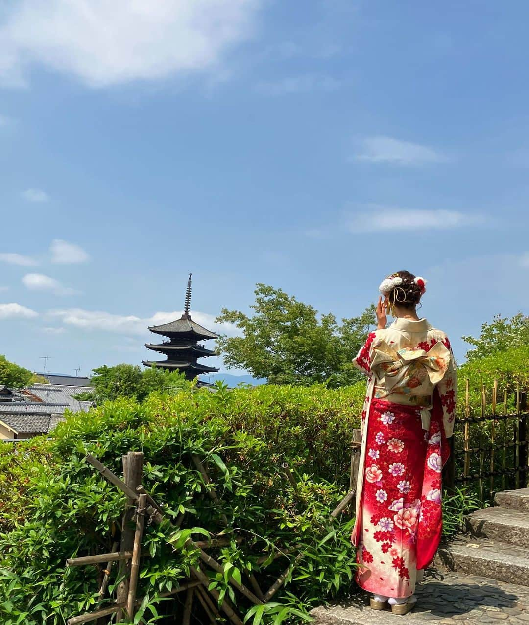 市原佑梨さんのインスタグラム写真 - (市原佑梨Instagram)「KIMONO👘🤍KYOTO  高台寺ふもとに位置する清水寺もすぐそばの 京都MKtaxi salonさん 2階レンタル着物mimosaさんとお仕事させて頂いた際の📸✨  ヘアセットや着付けの紐アレンジがお気に入り🤍  https://mk-mimosa.top/  #京都着物レンタルミモザ#京都着物レンタル#京都着物レンタルmimosa#kyotokimonorental #kyotokimono」6月2日 17時25分 - yuri_ichihara