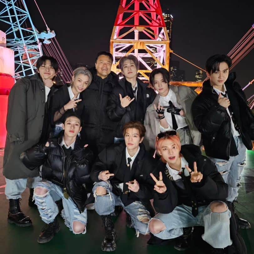 パク・ジニョンさんのインスタグラム写真 - (パク・ジニョンInstagram)「#StrayKids #스트레이키즈 #5_STAR #특 #S_Class #StrayKidsComeback #YouMakeStrayKidsStay  이 아이들이 자신들의 길을 만들어나가는 걸 보고 있으면 정말 신기하다는 생각이 들 정도로 똑똑하고 기발하다. 이 친구들이 힘과 영감의 근원이 Stay 여러분들이니 이들의 창의력의 샘이 마르지 않도록 Stay 지금처럼 계속 성원해주세요. SKZ & Stay Kpop역대 최고 선주문 축해해요!♡  It's truly amazing watching these brilliant kids create tbeir own way. Stay is the source of their energy and inspiration of their creativity so please be next to them and let them feel you always.  By the way congrats SKZ & Stay for setting the Kpop all-time pre-order record! ♡」6月2日 17時26分 - asiansoul_jyp