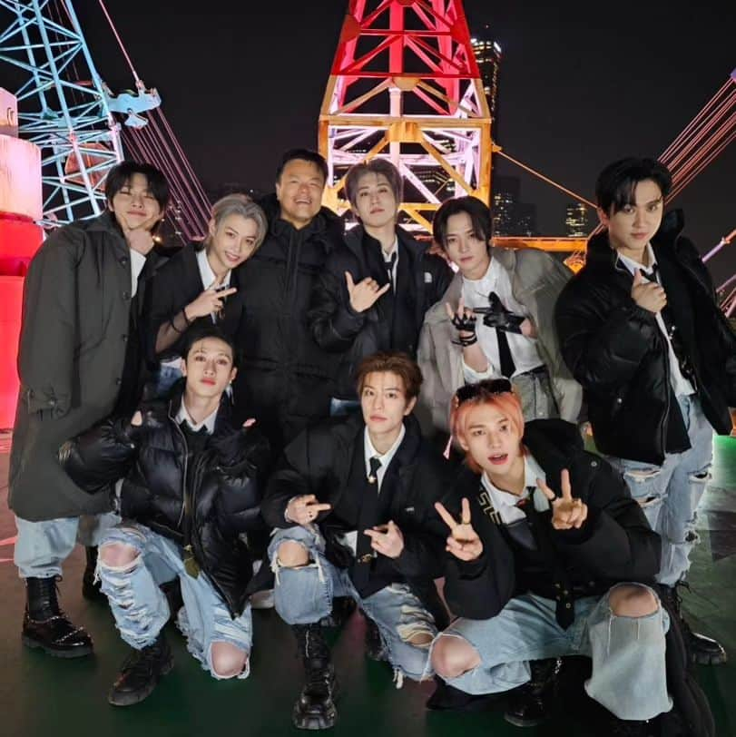 パク・ジニョンさんのインスタグラム写真 - (パク・ジニョンInstagram)「#StrayKids #스트레이키즈 #5_STAR #특 #S_Class #StrayKidsComeback #YouMakeStrayKidsStay  이 아이들이 자신들의 길을 만들어나가는 걸 보고 있으면 정말 신기하다는 생각이 들 정도로 똑똑하고 기발하다. 이 친구들이 힘과 영감의 근원이 Stay 여러분들이니 이들의 창의력의 샘이 마르지 않도록 Stay 지금처럼 계속 성원해주세요. SKZ & Stay Kpop역대 최고 선주문 축해해요!♡  It's truly amazing watching these brilliant kids create tbeir own way. Stay is the source of their energy and inspiration of their creativity so please be next to them and let them feel you always.  By the way congrats SKZ & Stay for setting the Kpop all-time pre-order record! ♡」6月2日 17時26分 - asiansoul_jyp