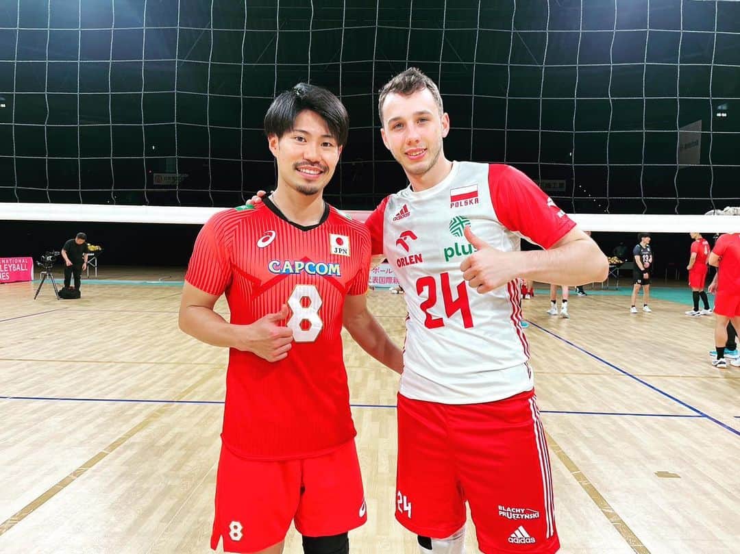 関田誠大のインスタグラム：「_ Dziękuję🇵🇱🇯🇵  元チームメイトと再会しました！ 日本ではシムラって名前が有名なので、一番初めに覚えたのを思い出します！」