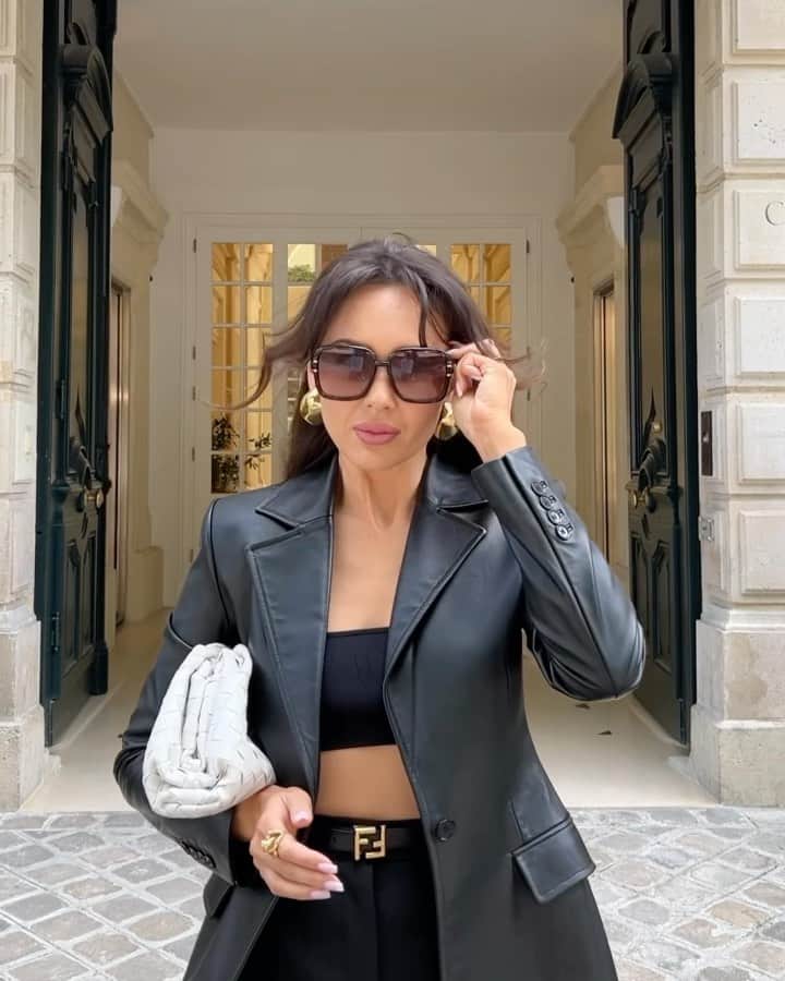 アイーダ・ガリフッリーナのインスタグラム：「“If you are lucky enough to have lived in Paris as a young man, then wherever you go for the rest of your life, it stays with you, for Paris is a moveable feast!” - Ernest Hemingway (“A Moveable Feast” - must read ❤️ the wonderful book about Hemingway’s years in Paris. The way he describes the city and life with his beloved wife. His friendship with F. Scott Fitzgerald and Gertrude Stein)   Pictures 6, 7 are taken at the Musee d’Orsay - Masterpieces by Manet and Van Gogh 🎨  Если вам посчастливилось пожить в Париже молодым человеком, то куда бы вы ни отправились на всю оставшуюся жизнь, он останется с вами, ибо Париж — это передвижной праздник!» - Эрнест Хемингуэй («Праздник, который всегда с тобой» ❤️ замечательная книга о годах Хемингуэя в Париже. Как он описывает город и жизнь с любимой женой. Его дружба с Ф. Скоттом Фицджеральдом и Гертрудой Стайн. Тем, кто не читал, очень советую!)」