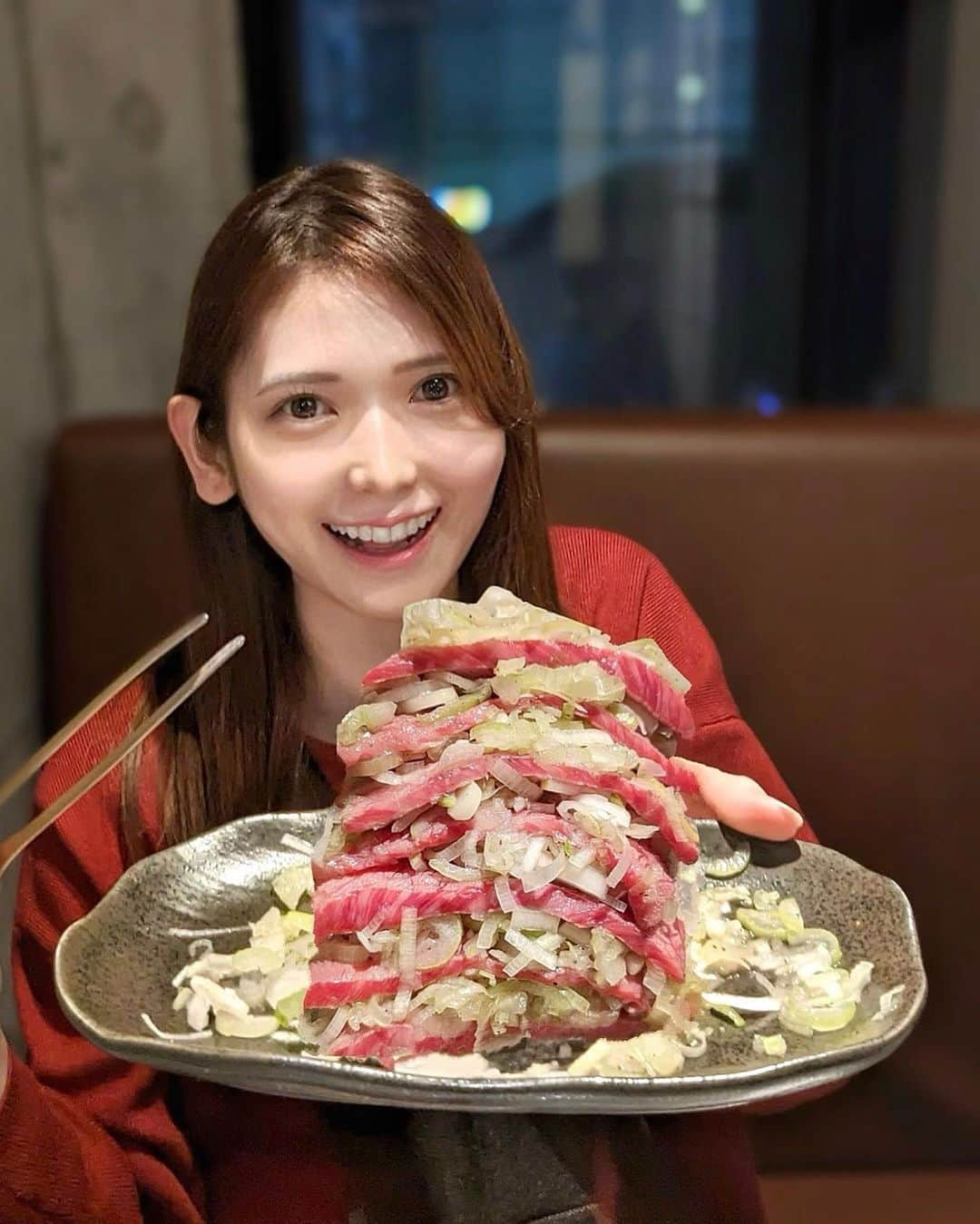 大見さなえさんのインスタグラム写真 - (大見さなえInstagram)「横浜『焼肉 AJITO 総本店』☺️🥩 元祖焼肉を追求しているBOSSのお店！ "昔ながらの味付け" "タンは絶対冷凍させない" "99%和牛焼肉を使用"のこだわり✨ ⁡ 【ミルフィーユユッケ】 これインスタでよく見てて気になってた！！ シンシンとネギを交互に重ねて 仕上げにたっぷり卵黄絡めていただきます🍳 お肉の甘みとネギの辛みが手を取り合ってる🤝 ⁡ 【BOSSタン塩】 タン元の厚切りで食べ応え抜群！ 一切冷凍していない生タンで 外カリッと中サクッぷりっと心地よい食感🥺💓 ⁡ 【レバーロック】 ブロックのまま登場！！ そのまま炙って、カットしていただき 新鮮なレバーを自分好みの焼き加減で🤤🥩 臭みなくぷるんと食感がたまらん。。。 ⁡ 他にもロースターをUターンしないと入らない デカカルビや、柔らかデカヒレ、ホルモンなど。 ⁡ 焼肉屋さん行く時、タンとユッケとレバーが 美味しいお店選ぶんだけど まさにその3つ特に推しのお店だった🤤💓 ⁡ 店内カウンターとテーブル席あり。 スタイリッシュで落ち着いた雰囲気✨ ーーーーーーーーーーーーーーーーーーー 【おまかせコース8000円】 ・BOSSタン塩 ・BOSSハラミ ・ミルフィーユユッケ ・デカカルビ ・デカヒレ ・ホルモン3種盛り 　BOSSホルモン、のど軟骨、上ミノ ・冷麺 ・パインシャーベット ⁡ アラカルト ・レバーロック ーーーーーーーーーーーーーーーーーーー エリア　横浜 予算　6,000円〜10,000円 オススメ  BOSSタン塩、レバーロック ーーーーーーーーーーーーーーーーーーー 読んでくださってありがとうございます💓 🔖@tabe_megumi 東京・福岡を中心に 美味しいお店を紹介してます☺️ チェックしてみてね✨ ーーーーーーーーーーーーーーーーーーー #AJITO #焼肉AJITO総本店 #横浜グルメ #横浜焼肉 #焼肉 #ミルフィーユユッケ #ユッケ #映えグルメ #めぐログ_横浜 #めぐログ_焼肉 #肉テロ #映えグルメ」6月2日 17時29分 - tabe_megumi