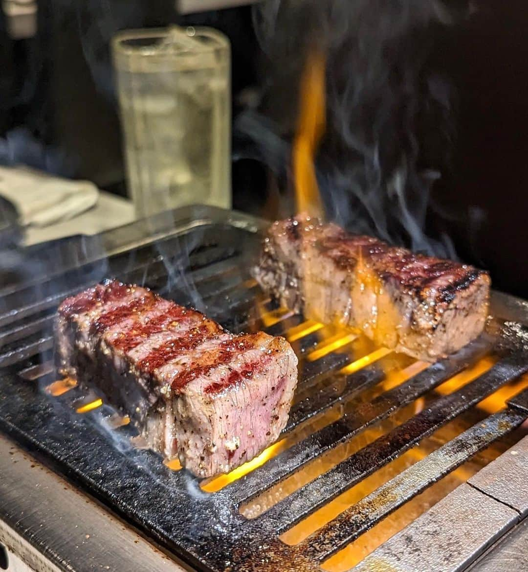 大見さなえさんのインスタグラム写真 - (大見さなえInstagram)「横浜『焼肉 AJITO 総本店』☺️🥩 元祖焼肉を追求しているBOSSのお店！ "昔ながらの味付け" "タンは絶対冷凍させない" "99%和牛焼肉を使用"のこだわり✨ ⁡ 【ミルフィーユユッケ】 これインスタでよく見てて気になってた！！ シンシンとネギを交互に重ねて 仕上げにたっぷり卵黄絡めていただきます🍳 お肉の甘みとネギの辛みが手を取り合ってる🤝 ⁡ 【BOSSタン塩】 タン元の厚切りで食べ応え抜群！ 一切冷凍していない生タンで 外カリッと中サクッぷりっと心地よい食感🥺💓 ⁡ 【レバーロック】 ブロックのまま登場！！ そのまま炙って、カットしていただき 新鮮なレバーを自分好みの焼き加減で🤤🥩 臭みなくぷるんと食感がたまらん。。。 ⁡ 他にもロースターをUターンしないと入らない デカカルビや、柔らかデカヒレ、ホルモンなど。 ⁡ 焼肉屋さん行く時、タンとユッケとレバーが 美味しいお店選ぶんだけど まさにその3つ特に推しのお店だった🤤💓 ⁡ 店内カウンターとテーブル席あり。 スタイリッシュで落ち着いた雰囲気✨ ーーーーーーーーーーーーーーーーーーー 【おまかせコース8000円】 ・BOSSタン塩 ・BOSSハラミ ・ミルフィーユユッケ ・デカカルビ ・デカヒレ ・ホルモン3種盛り 　BOSSホルモン、のど軟骨、上ミノ ・冷麺 ・パインシャーベット ⁡ アラカルト ・レバーロック ーーーーーーーーーーーーーーーーーーー エリア　横浜 予算　6,000円〜10,000円 オススメ  BOSSタン塩、レバーロック ーーーーーーーーーーーーーーーーーーー 読んでくださってありがとうございます💓 🔖@tabe_megumi 東京・福岡を中心に 美味しいお店を紹介してます☺️ チェックしてみてね✨ ーーーーーーーーーーーーーーーーーーー #AJITO #焼肉AJITO総本店 #横浜グルメ #横浜焼肉 #焼肉 #ミルフィーユユッケ #ユッケ #映えグルメ #めぐログ_横浜 #めぐログ_焼肉 #肉テロ #映えグルメ」6月2日 17時29分 - tabe_megumi