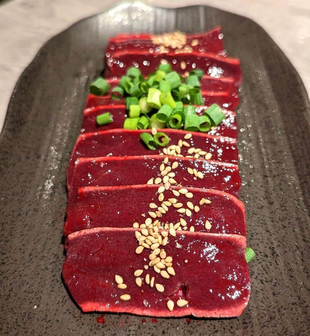 大見さなえさんのインスタグラム写真 - (大見さなえInstagram)「横浜『焼肉 AJITO 総本店』☺️🥩 元祖焼肉を追求しているBOSSのお店！ "昔ながらの味付け" "タンは絶対冷凍させない" "99%和牛焼肉を使用"のこだわり✨ ⁡ 【ミルフィーユユッケ】 これインスタでよく見てて気になってた！！ シンシンとネギを交互に重ねて 仕上げにたっぷり卵黄絡めていただきます🍳 お肉の甘みとネギの辛みが手を取り合ってる🤝 ⁡ 【BOSSタン塩】 タン元の厚切りで食べ応え抜群！ 一切冷凍していない生タンで 外カリッと中サクッぷりっと心地よい食感🥺💓 ⁡ 【レバーロック】 ブロックのまま登場！！ そのまま炙って、カットしていただき 新鮮なレバーを自分好みの焼き加減で🤤🥩 臭みなくぷるんと食感がたまらん。。。 ⁡ 他にもロースターをUターンしないと入らない デカカルビや、柔らかデカヒレ、ホルモンなど。 ⁡ 焼肉屋さん行く時、タンとユッケとレバーが 美味しいお店選ぶんだけど まさにその3つ特に推しのお店だった🤤💓 ⁡ 店内カウンターとテーブル席あり。 スタイリッシュで落ち着いた雰囲気✨ ーーーーーーーーーーーーーーーーーーー 【おまかせコース8000円】 ・BOSSタン塩 ・BOSSハラミ ・ミルフィーユユッケ ・デカカルビ ・デカヒレ ・ホルモン3種盛り 　BOSSホルモン、のど軟骨、上ミノ ・冷麺 ・パインシャーベット ⁡ アラカルト ・レバーロック ーーーーーーーーーーーーーーーーーーー エリア　横浜 予算　6,000円〜10,000円 オススメ  BOSSタン塩、レバーロック ーーーーーーーーーーーーーーーーーーー 読んでくださってありがとうございます💓 🔖@tabe_megumi 東京・福岡を中心に 美味しいお店を紹介してます☺️ チェックしてみてね✨ ーーーーーーーーーーーーーーーーーーー #AJITO #焼肉AJITO総本店 #横浜グルメ #横浜焼肉 #焼肉 #ミルフィーユユッケ #ユッケ #映えグルメ #めぐログ_横浜 #めぐログ_焼肉 #肉テロ #映えグルメ」6月2日 17時29分 - tabe_megumi