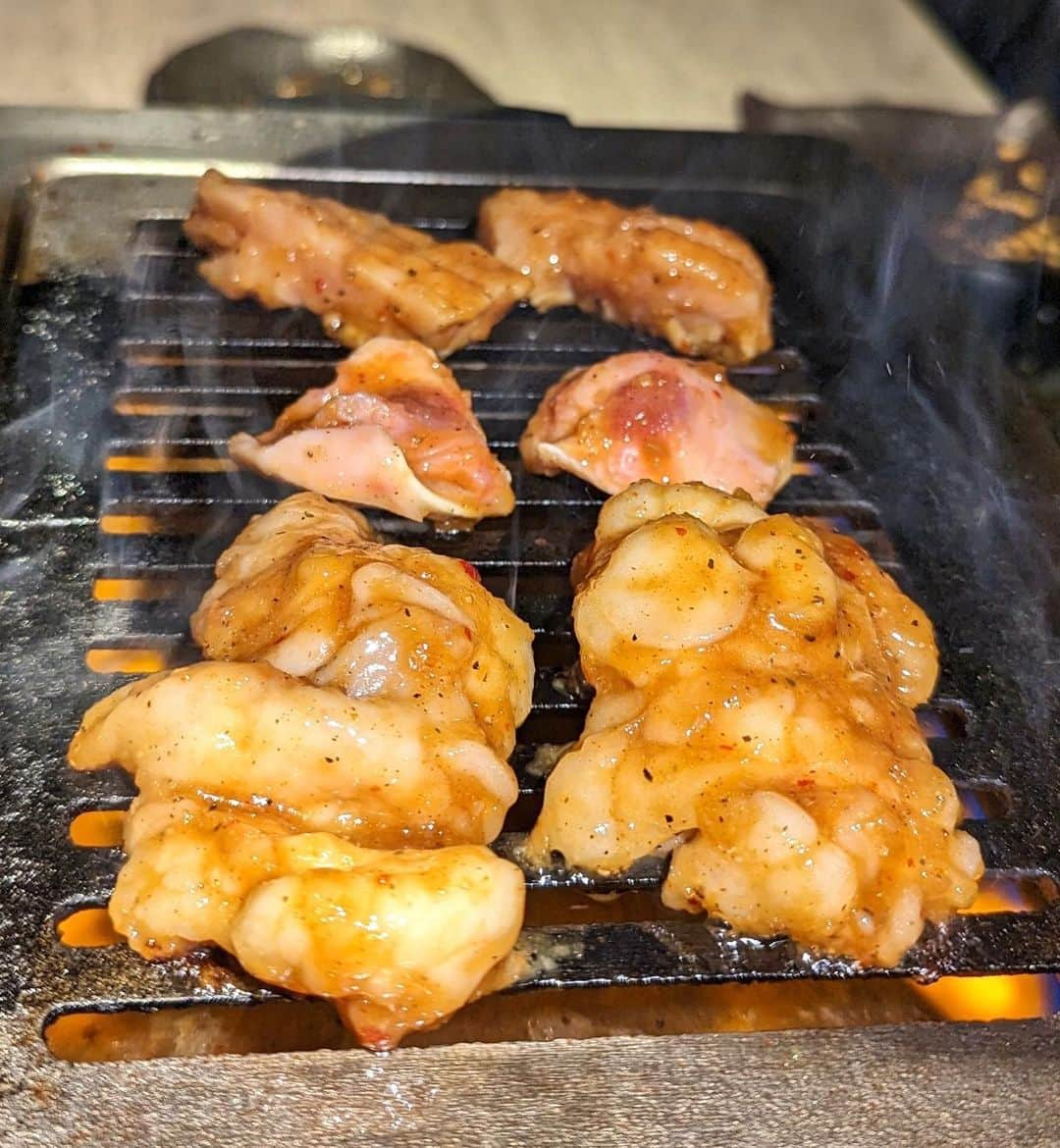 大見さなえさんのインスタグラム写真 - (大見さなえInstagram)「横浜『焼肉 AJITO 総本店』☺️🥩 元祖焼肉を追求しているBOSSのお店！ "昔ながらの味付け" "タンは絶対冷凍させない" "99%和牛焼肉を使用"のこだわり✨ ⁡ 【ミルフィーユユッケ】 これインスタでよく見てて気になってた！！ シンシンとネギを交互に重ねて 仕上げにたっぷり卵黄絡めていただきます🍳 お肉の甘みとネギの辛みが手を取り合ってる🤝 ⁡ 【BOSSタン塩】 タン元の厚切りで食べ応え抜群！ 一切冷凍していない生タンで 外カリッと中サクッぷりっと心地よい食感🥺💓 ⁡ 【レバーロック】 ブロックのまま登場！！ そのまま炙って、カットしていただき 新鮮なレバーを自分好みの焼き加減で🤤🥩 臭みなくぷるんと食感がたまらん。。。 ⁡ 他にもロースターをUターンしないと入らない デカカルビや、柔らかデカヒレ、ホルモンなど。 ⁡ 焼肉屋さん行く時、タンとユッケとレバーが 美味しいお店選ぶんだけど まさにその3つ特に推しのお店だった🤤💓 ⁡ 店内カウンターとテーブル席あり。 スタイリッシュで落ち着いた雰囲気✨ ーーーーーーーーーーーーーーーーーーー 【おまかせコース8000円】 ・BOSSタン塩 ・BOSSハラミ ・ミルフィーユユッケ ・デカカルビ ・デカヒレ ・ホルモン3種盛り 　BOSSホルモン、のど軟骨、上ミノ ・冷麺 ・パインシャーベット ⁡ アラカルト ・レバーロック ーーーーーーーーーーーーーーーーーーー エリア　横浜 予算　6,000円〜10,000円 オススメ  BOSSタン塩、レバーロック ーーーーーーーーーーーーーーーーーーー 読んでくださってありがとうございます💓 🔖@tabe_megumi 東京・福岡を中心に 美味しいお店を紹介してます☺️ チェックしてみてね✨ ーーーーーーーーーーーーーーーーーーー #AJITO #焼肉AJITO総本店 #横浜グルメ #横浜焼肉 #焼肉 #ミルフィーユユッケ #ユッケ #映えグルメ #めぐログ_横浜 #めぐログ_焼肉 #肉テロ #映えグルメ」6月2日 17時29分 - tabe_megumi