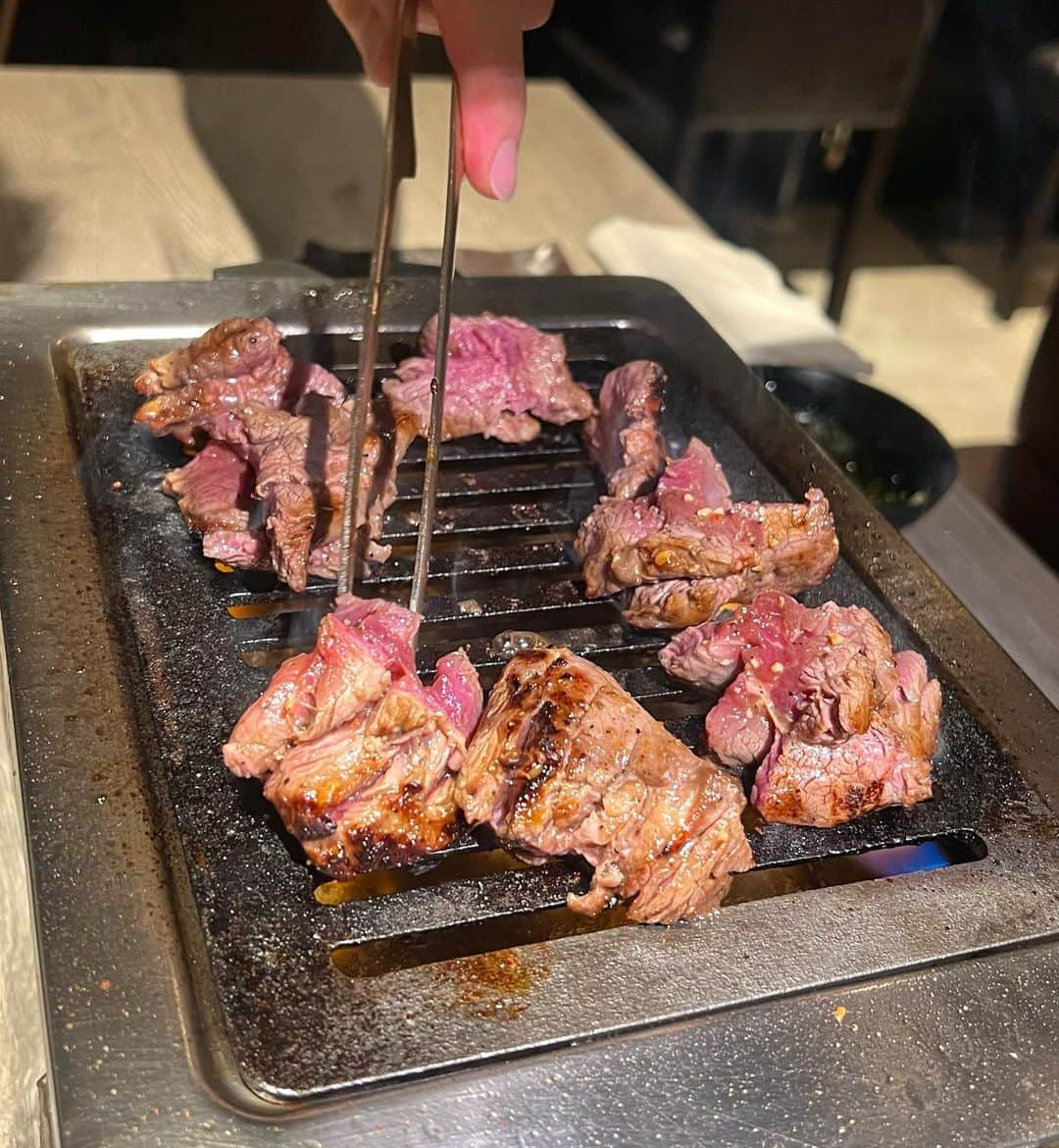 大見さなえさんのインスタグラム写真 - (大見さなえInstagram)「横浜『焼肉 AJITO 総本店』☺️🥩 元祖焼肉を追求しているBOSSのお店！ "昔ながらの味付け" "タンは絶対冷凍させない" "99%和牛焼肉を使用"のこだわり✨ ⁡ 【ミルフィーユユッケ】 これインスタでよく見てて気になってた！！ シンシンとネギを交互に重ねて 仕上げにたっぷり卵黄絡めていただきます🍳 お肉の甘みとネギの辛みが手を取り合ってる🤝 ⁡ 【BOSSタン塩】 タン元の厚切りで食べ応え抜群！ 一切冷凍していない生タンで 外カリッと中サクッぷりっと心地よい食感🥺💓 ⁡ 【レバーロック】 ブロックのまま登場！！ そのまま炙って、カットしていただき 新鮮なレバーを自分好みの焼き加減で🤤🥩 臭みなくぷるんと食感がたまらん。。。 ⁡ 他にもロースターをUターンしないと入らない デカカルビや、柔らかデカヒレ、ホルモンなど。 ⁡ 焼肉屋さん行く時、タンとユッケとレバーが 美味しいお店選ぶんだけど まさにその3つ特に推しのお店だった🤤💓 ⁡ 店内カウンターとテーブル席あり。 スタイリッシュで落ち着いた雰囲気✨ ーーーーーーーーーーーーーーーーーーー 【おまかせコース8000円】 ・BOSSタン塩 ・BOSSハラミ ・ミルフィーユユッケ ・デカカルビ ・デカヒレ ・ホルモン3種盛り 　BOSSホルモン、のど軟骨、上ミノ ・冷麺 ・パインシャーベット ⁡ アラカルト ・レバーロック ーーーーーーーーーーーーーーーーーーー エリア　横浜 予算　6,000円〜10,000円 オススメ  BOSSタン塩、レバーロック ーーーーーーーーーーーーーーーーーーー 読んでくださってありがとうございます💓 🔖@tabe_megumi 東京・福岡を中心に 美味しいお店を紹介してます☺️ チェックしてみてね✨ ーーーーーーーーーーーーーーーーーーー #AJITO #焼肉AJITO総本店 #横浜グルメ #横浜焼肉 #焼肉 #ミルフィーユユッケ #ユッケ #映えグルメ #めぐログ_横浜 #めぐログ_焼肉 #肉テロ #映えグルメ」6月2日 17時29分 - tabe_megumi