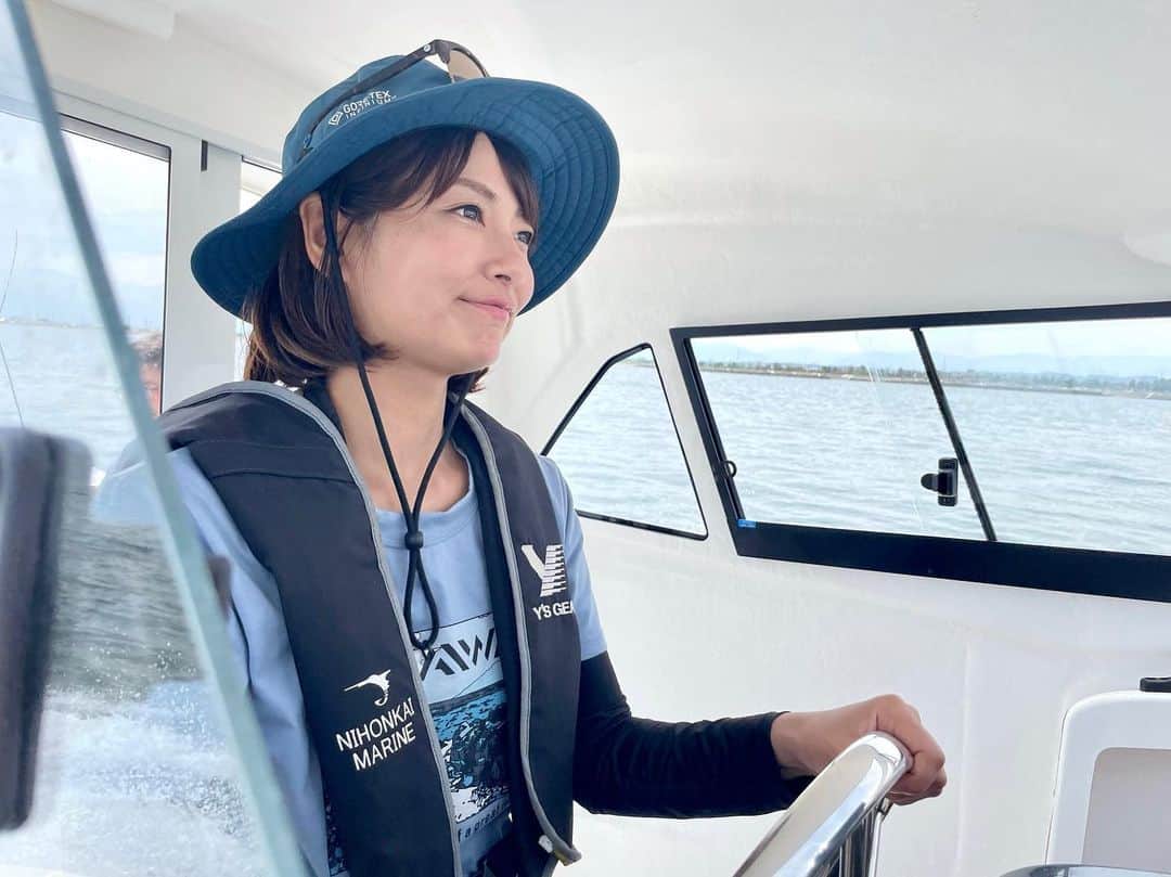 晴山由梨さんのインスタグラム写真 - (晴山由梨Instagram)「初めて富山県を訪問🚅✨ 城光寺マリーナさんのシースタイルを利用して、 富山湾でボート遊びを楽しんできました！  氷見うどんに、ホタルイカに、かけ中に、ます寿司に海鮮にと、 美味しいものもいろいろ食べて、幸せな富山旅でした🥰  富山湾で人気のアカムツ釣りにも挑戦してきたので、 詳しくは8/5発売の『ボート倶楽部 9月号』でレポートします📖  富山すごくいいところ🧡  #富山湾 #ヤマハマリン #シースタイル #富山観光 #富山旅 #富山グルメ #ボート遊び #ボート倶楽部 #操船 #小型船舶免許 #晴山由梨 #daiwa晴山由梨」6月2日 17時31分 - hareyama_yuri