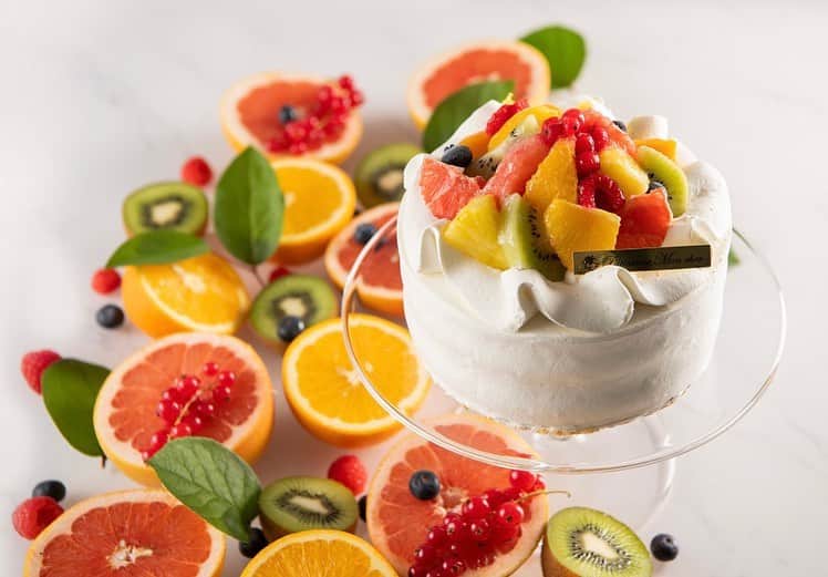 のインスタグラム：「. . 🍊🥝フルーツフォレスト🍑🥭  . ふんわり焼き上げたスポンジ生地に真っ白な クリームを絞り、 色とりどりのフルーツを 盛り付け華やかにデコレーションしました。  . ふんわり焼き上げたスポンジ生地に真っ白な クリームを絞り、 色とりどりのフルーツを 盛り付け華やかにデコレーションしました。  . . ◆フルーツフォレスト ¥5,508（税込）  , . ※モンシェール公式通販ページにて期間限定発売中 全国配送致します  . . 【製造＆販売正社員、パートさん大募集‼︎】 共に学び高めあい、モンシェールを盛り上げる 仲間を大募集しています。 我をと思う方はぜひお気軽下記へご連絡下さい。  モンシェール採用担当:秋元 072-749-4343】  . 路面店:0120-96-1006 （コールセンター）.  @moncher. #フルーツケーキ #フルーツデコレーションケーキ　 #夏デザート　　 #モンシェール #moncher  #堂島ロール  #dojimarool  #スイーツ #ケーキ  #babymoncher #堂島 #dojima  #cake #オンラインショップ  #ロールケーキ #お中元 #夏スイーツ」