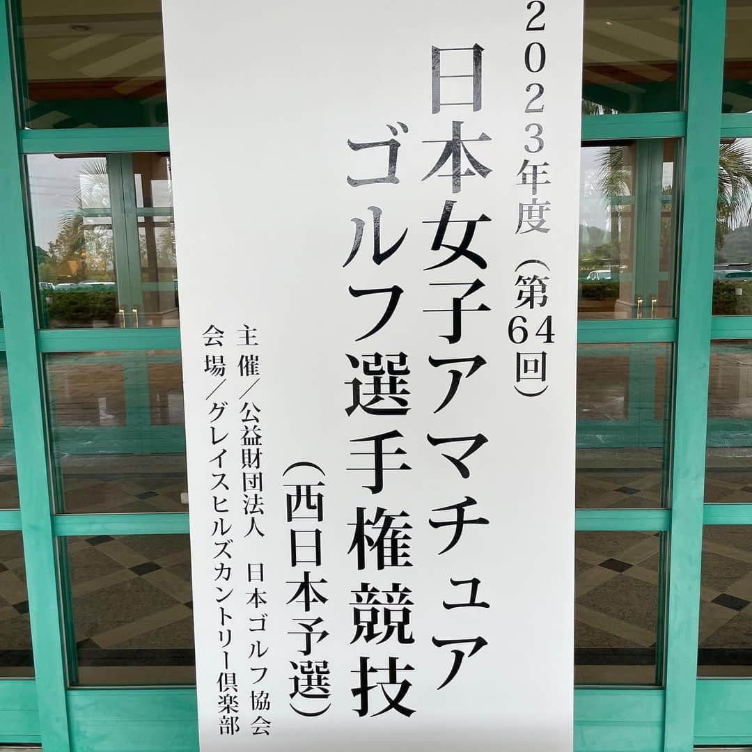 三浦辰施のインスタグラム：「日本女子アマ西日本予選に来てます！  1 通称「ワンチャン大会🐶」と命名しようと思いますが　エナジックスポーツ高等学院からは沖縄は予選に出場出来なかった選手たちが参加してます👍  2 どんなコースなんだろう？ 指定練習なのでコーチはラウンド出来ず　九州アマの時も思ったけど練習ラウンド一緒にプレーできたら少し違ったゲームの作り方をアドバイスできることもあるんじゃないかな？って一応目線はプロなのでww  3 スタート前の練習ここで入念にやってる選手や熱心に指導する親やコーチはマズイですw  4 帰りがヤバいかもw 沖縄に引っ越してから初の台風の進路が予報通りなら縦断なんですけど(^◇^;)  5 泊まっている四日市の名物といえば「トンテキ」！ こちらはバナナマンのせっかくグルメでギャル曽根さんがご紹介していた「隆座（たかくら）」さんのトンテキ　最高〜🍖 学院の生徒達に「アイツと遠征行くと美味い店行く」で人気を取ろうと目論んでますwww  #日本女子アマ #ワンチャン #練習ラウンド #ゴルフ #golf  #ジュニアゴルフ #エナジックスポーツ高等学院 #たむプロ #ゴルフコーチ #PGA #ティーチングプロ #プロゴルファー #自然体スイング  #プレメンレッスン #グレイスヒルズカントリー倶楽部  #四日市 #三重県 #トンテキ #隆座 #バナナマン #バナナマンのせっかくグルメ  #ギャル曽根 #台風 #沖縄」