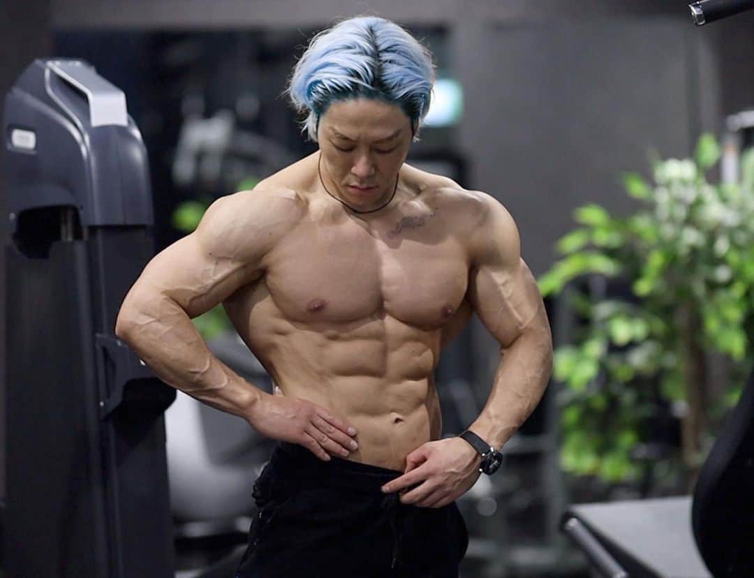 山澤礼明さんのインスタグラム写真 - (山澤礼明Instagram)「【ジムオーナー募集】  「日本のフィットネス人口を10%に」を合言葉に 今年の2月に産声を上げたFIT PLACE24はお陰様で現在6店舗がオープンし、オープン確定店舗が40店舗まで増えました。  数々の方に支えられて、色んな問題もございましたがここまで辿り着きました。本当にありがとうございます。  年内100店舗を目指す上でFCオーナー様を15社限定で募集致します。  私はこの月額2980円ジムFITPLACE24を全国展開して少しでもフィットネス人口を増やすというミッションのもと、日々邁進しております。  ですが、自分一人では難しいと判断しフランチャイズという選択を致しました。たくさんのフランチャイズオーナー様の助けもあり出店を伸ばしていけてると思っております。  ただ、私としては私の想いに共感していただくだけではなくフランチャイズオーナー様にもしっかり利益を残していただく、それが私の想いです。  現状FIT PLACE24の一号店は先月、売上900万超えを達成し年間売上1億を超えるペースとなっています。  フランチャイズオーナー様の年間営業利益が2500万〜4500万円出るモデルになっています  私はお客様が『安くて設備がいいジムに通える』という部分を大切にしていますが『利益がでるビジネスモデル』という部分も同じくらい大切にしています。  何故なら1000店舗作りたいという夢だけを掲げても、『ビジネスとして成り立たないジムなんて作りたくない』からです。  ジムを一店舗作るのに最低8000万はかかります。  それだけの大金を投資して利益が出ないジムだったらやりたくてもやれないですよね？  私はお客様、オーナーさん、そして自分。 Win×Win×Winの関係にならないと誰も幸せにならないしフィットネスの発展には繋がらないと考えています。  フィットネス人口を底上げしフィットネスの経済を大きく動かす。  一緒にFIT PLACE24を全国に広げて頂ける方。  是非ご応募をお待ちしております。  🔹詳細はプロフィールにございます。  #山澤礼明#筋トレ#ジム#フィットネス」5月29日 21時51分 - rey.yamasawa