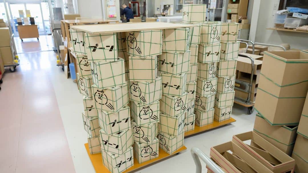 瀬戸弘司さんのインスタグラム写真 - (瀬戸弘司Instagram)「どうも、こんにちは。瀬戸弘司です。 福井県鯖江市河和田にあるものづくり企業「ヤマト工芸」をご存知でしょうか。  ヤマト工芸は漆器の技術を用いて、主に木製のインテリア雑貨を製造販売しています。  実はヤマト工芸の中の人が瀬戸弘司チャンネルのファンとのことで、今回お声がけいただき、コラボ商品を作ることになりました。主力商品のダストボックス「W CUBE（ダブル キューブ）」にオリジナルデザインを施した「W CUBE ぷんばらさんコラボ」を期間限定（2023年8月29日まで）で販売します。  コラボ商品は完成しましたが、それを東京の自宅で紹介するだけではちと物足りないということで、工場を見学させていただくことになりました。 撮影現場が福井ということで、撮影の手伝いとして弟ふたりに手伝ってもらうことにしました。  ぽんこつ三兄弟による工場見学、是非お楽しみください(笑) 動画をご覧いただき、もし気に入っていただけたら、ぜひコラボ商品もご覧になってみてください。  #ヤマト工芸 #瀬戸弘司 #ぷーん #ものづくり #ダストボックス #ゴミ箱」5月29日 21時53分 - eguri89