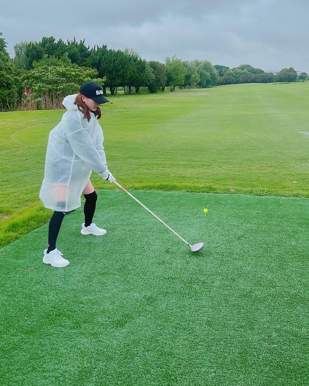 小濱庸子さんのインスタグラム写真 - (小濱庸子Instagram)「ゴルフ（レッスン）を始めて早半年くらい⛳️ 最近ではコースにも出ちゃったりして、、、！今回は相棒の小夏と2人でハーフで回った！ 赤羽のゴルフ場はカートがないから、2人で走り回って笑った🤣 雨の中のゴルフだったけど、これはこれでとっても楽しかった😂  グリーン周りは得意みたいで、グリーンの外からロングパター2回決めたりとなかなか神がかったけど、集中力の持続性に課題あり😇  次はフルでまた周りたいなー！ ゴルフ仲間募集中😍 #ゴルフ  #なぜか毎回雨  #集中力が課題  #いつも走り回る  #いつかカート乗ってやる #golf」5月29日 21時55分 - hamachan1020