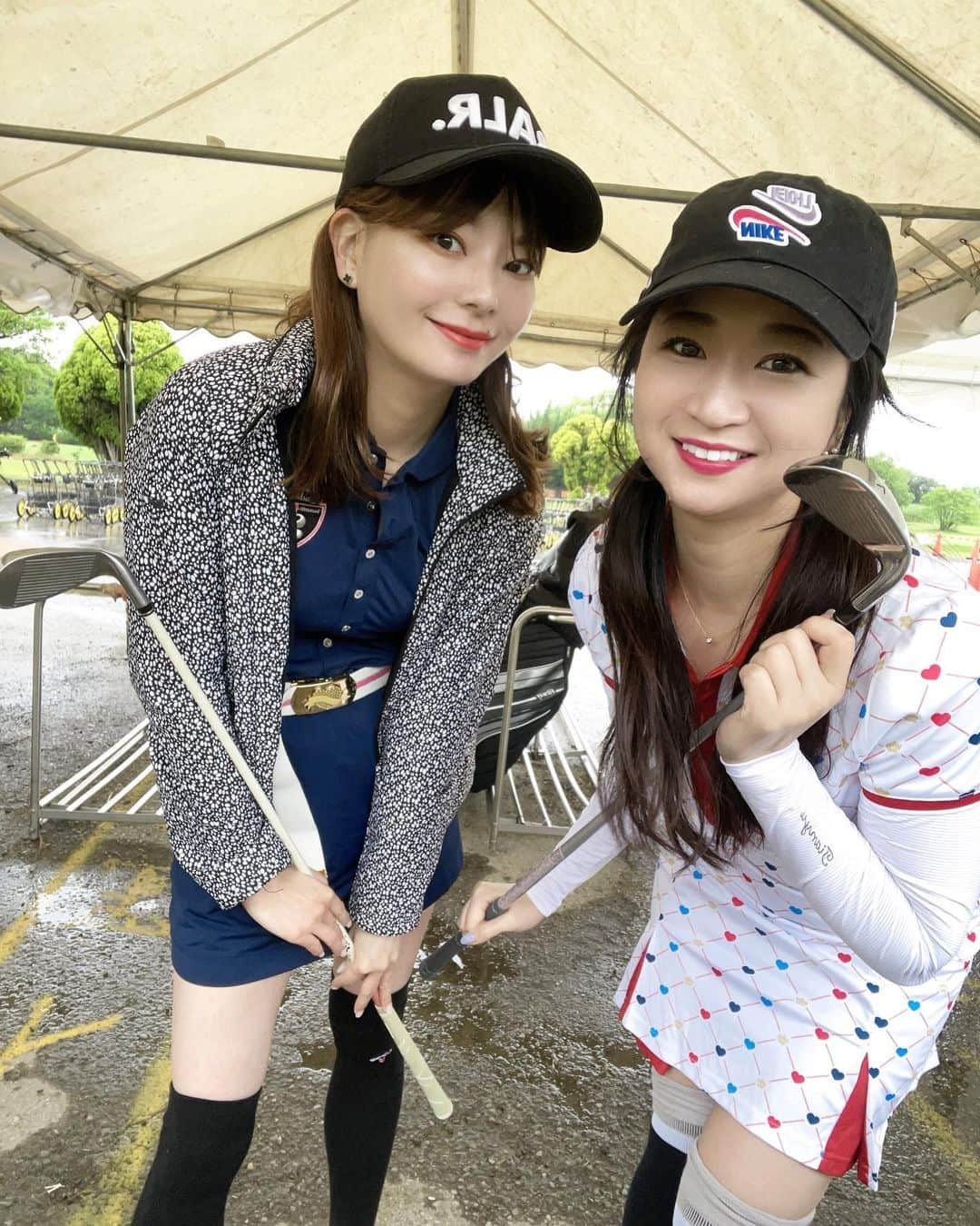 小濱庸子のインスタグラム：「ゴルフ（レッスン）を始めて早半年くらい⛳️ 最近ではコースにも出ちゃったりして、、、！今回は相棒の小夏と2人でハーフで回った！ 赤羽のゴルフ場はカートがないから、2人で走り回って笑った🤣 雨の中のゴルフだったけど、これはこれでとっても楽しかった😂  グリーン周りは得意みたいで、グリーンの外からロングパター2回決めたりとなかなか神がかったけど、集中力の持続性に課題あり😇  次はフルでまた周りたいなー！ ゴルフ仲間募集中😍 #ゴルフ  #なぜか毎回雨  #集中力が課題  #いつも走り回る  #いつかカート乗ってやる #golf」