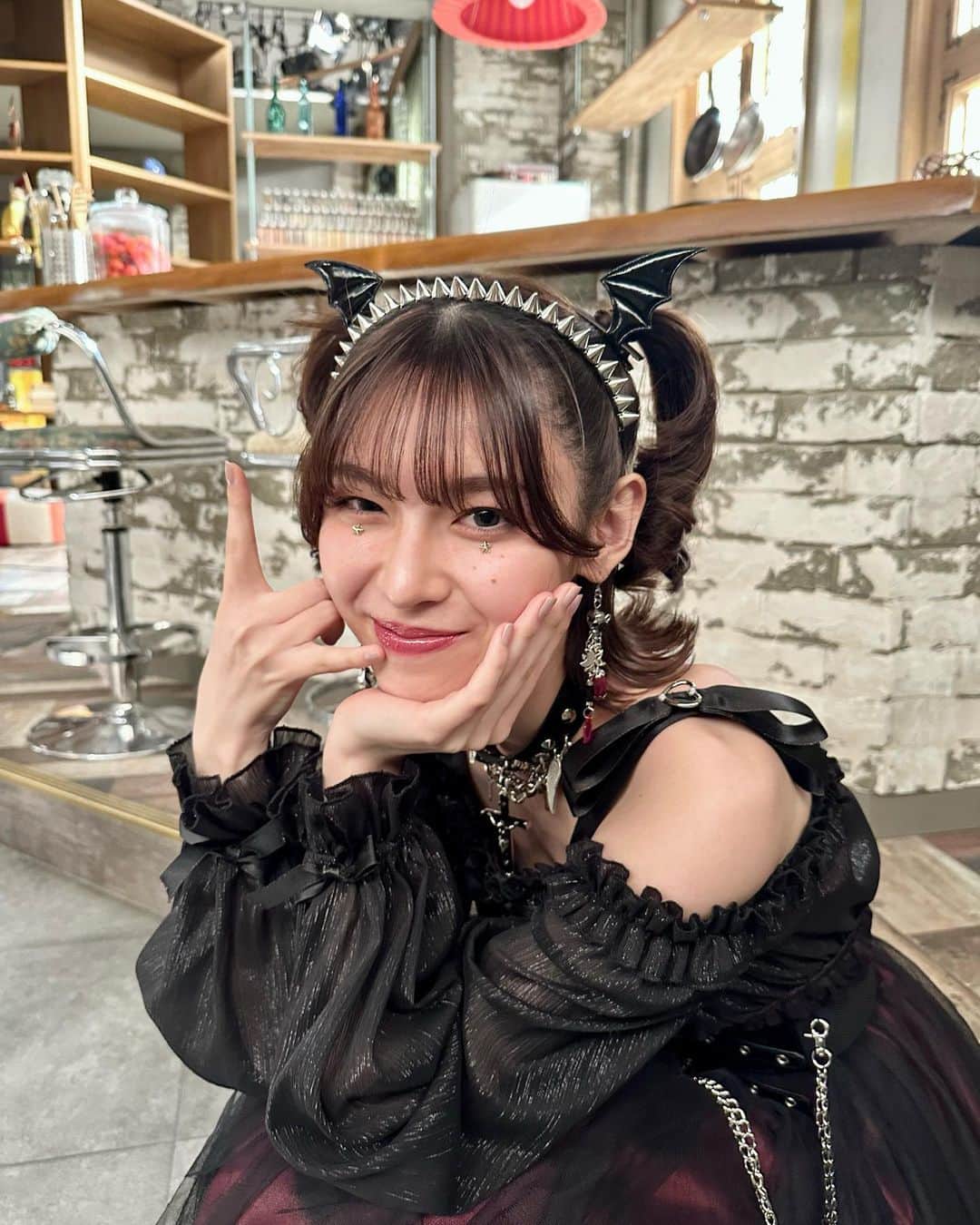 白石聖のインスタグラム：「今夜10時は、#合理的にあり得ない 第7話放送です！  写真は載せ忘れてしまった先週の衣装ヘビメタ衣装です👩🏻‍🎤  お楽しみに！」