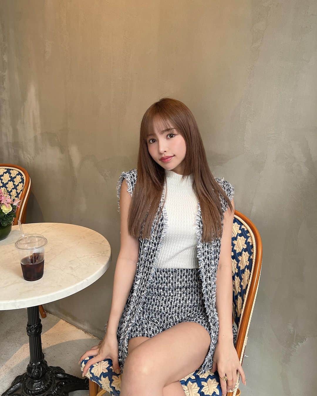 ゆりらっくまのインスタグラム：「お気に入りのツイードセットアップ🩵topsは着回し😉👌」