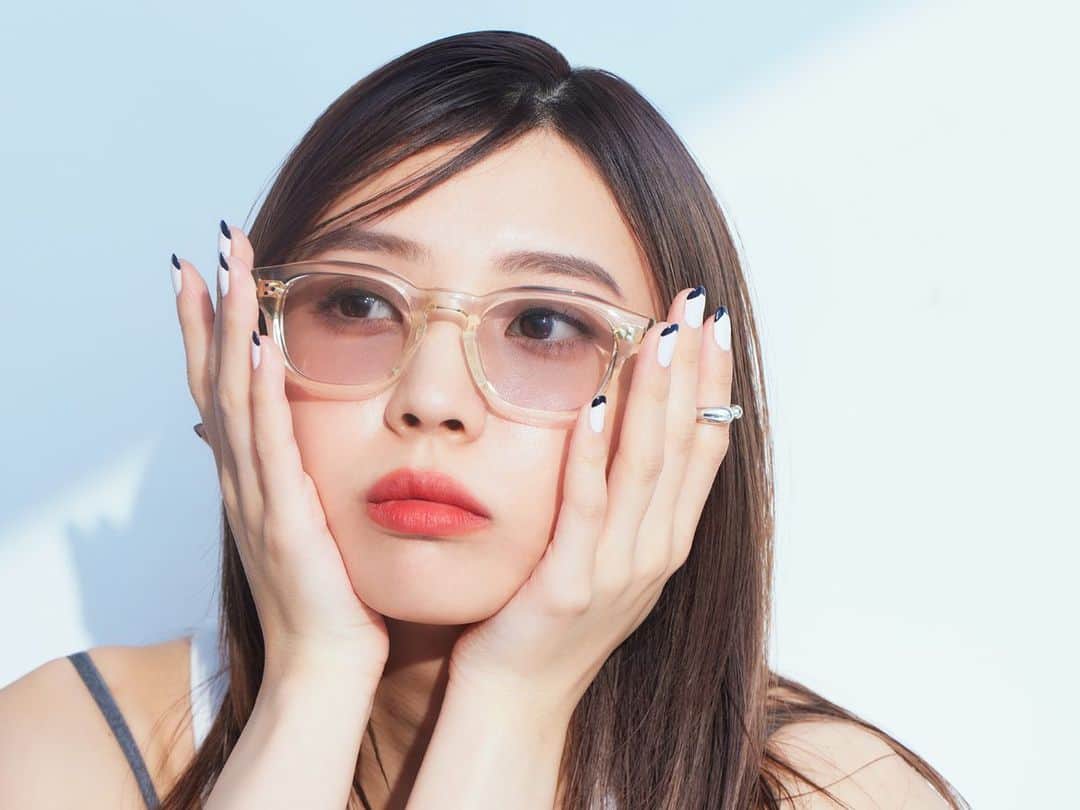 のインスタグラム：「【夏のネイルデザイン】センスがよく見えて、美人感アップ！「マリンカラー×V字フレンチ」  今回のテーマは、“あか抜け感”  「友達とカフェでおしゃべり」というようなシーンをイメージした、シャレ感高めのネイルです。 フットにも応用可能なので、露出が増える今こそチェックしてみてね🩶  📸 @tatsuyanakagawa0  💄 @haruna__yamaguchi  🧥 @stylistmikuishikawa  ✍️ @piroe.m   #小林由依 #櫻坂46  #セルフネイル #ネイルデザイン #フレンチネイル  #nail」
