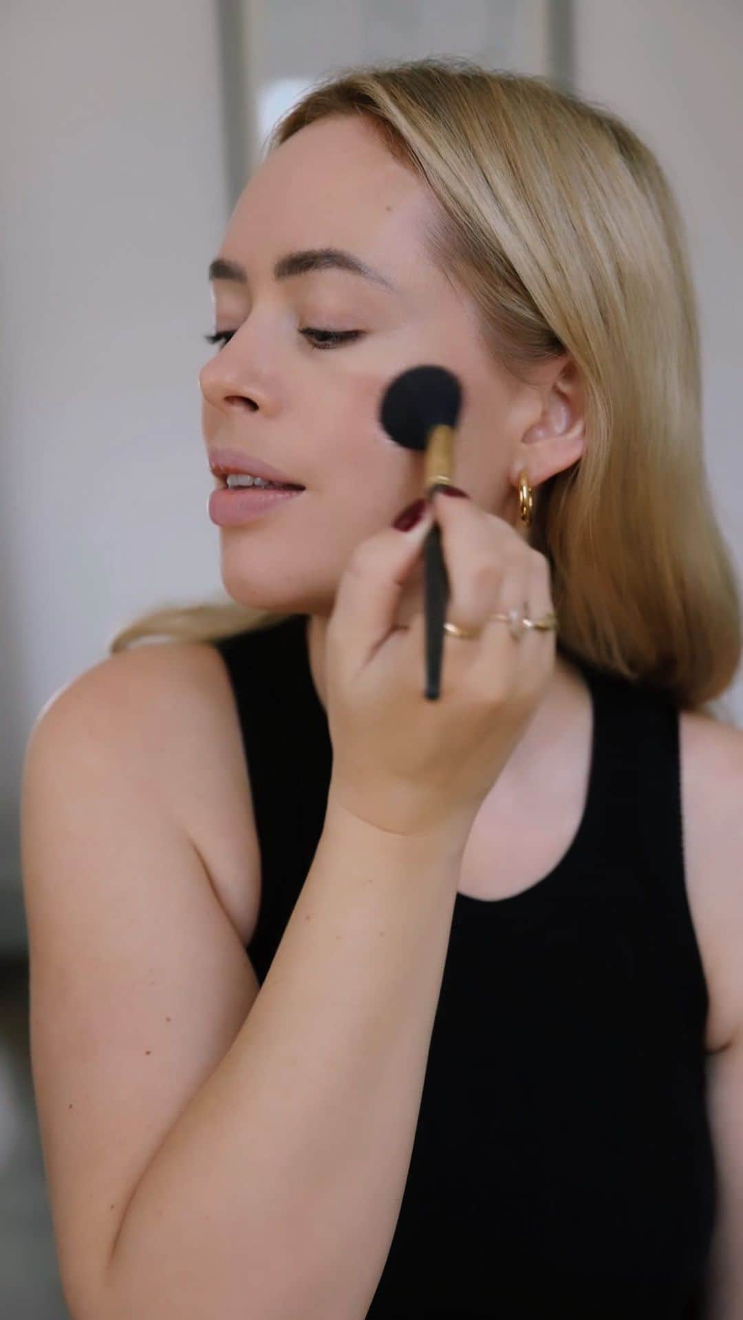タニヤ・バーのインスタグラム：「ad | an everyday makeup look with just 5 products using @armanibeauty. Their new Luminous Silk Glow blushes are my absolute favourite, the soft focus, glowy effect is just gorgeous 🙌🏻 #armanibeauty #makeup」