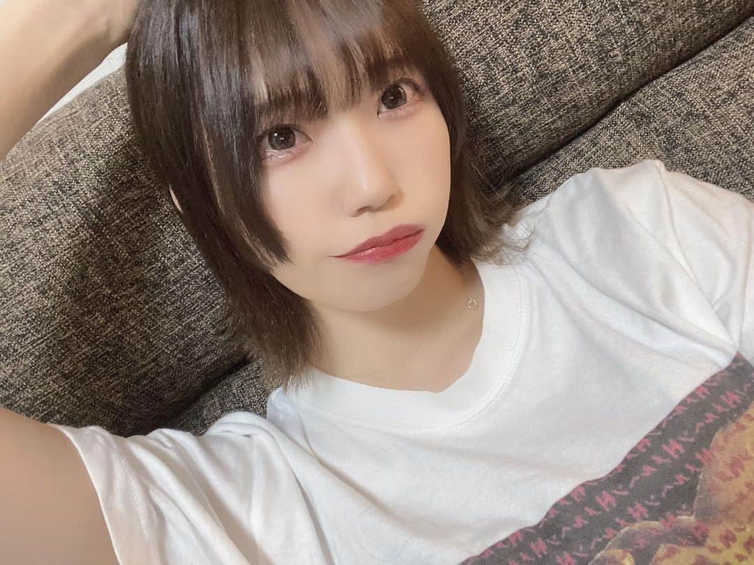 石原美沙紀のインスタグラム：「新へあ 前髪ずっとシースルーだったけど少し厚めにして顔周りだけウルフっぽくしてもらったよん✂️  #ウルフ　#ショート　#ボブ #데일리　#셀카　#일본　#친구해요 #instagood #instalike #instafashion #japanesegirl #cute  #アイドル  #selfie #followme #likeforlikes  #写真好きさんと繋がりたい#idol #japanese #メイク #フォローミー　#follow #モデル #推し」