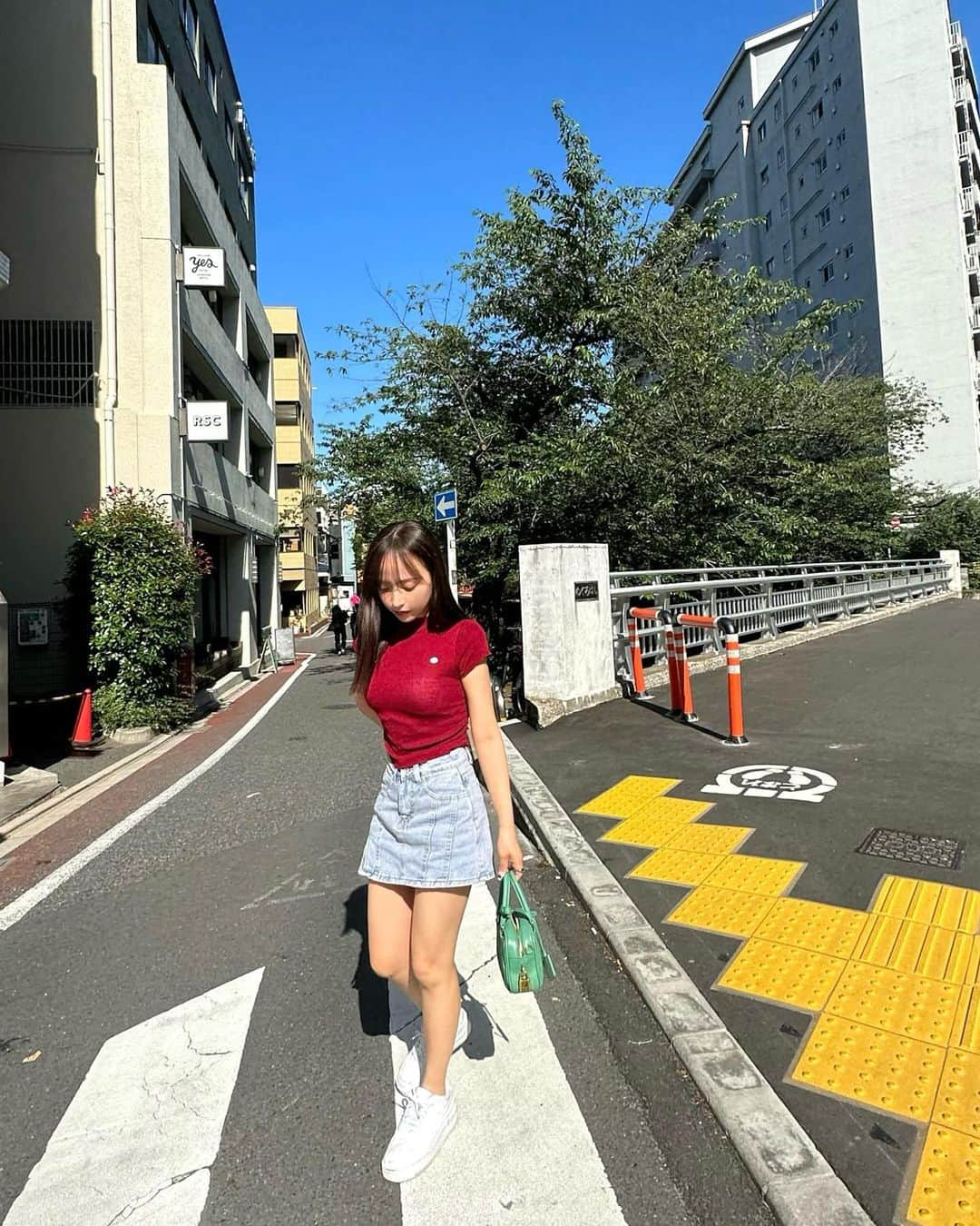 平尾優美花（ゆみちぃ）さんのインスタグラム写真 - (平尾優美花（ゆみちぃ）Instagram)「低身長な私のshein購入品◉ (@shein_japan) トップスもスカートもジャストサイズ！ ラフにカジュアルだけど、女性らしく着れる🍓  トップス➡︎13763558 スカート➡︎10499490  スカートは短めだけどパンツになってるから、ちゃんと安心です☺︎  クーポンコードで安く買えるから是非使ってみてっ 💳：yumika1520  5,999円まではセール価格より15%OFF、6,000円以上は20%OFFが適用されるよ！ 今日から6月末日まで🍦💕  #SHEINforAll#shein購入品#148cmコーデ」5月29日 20時37分 - hirao_yumika