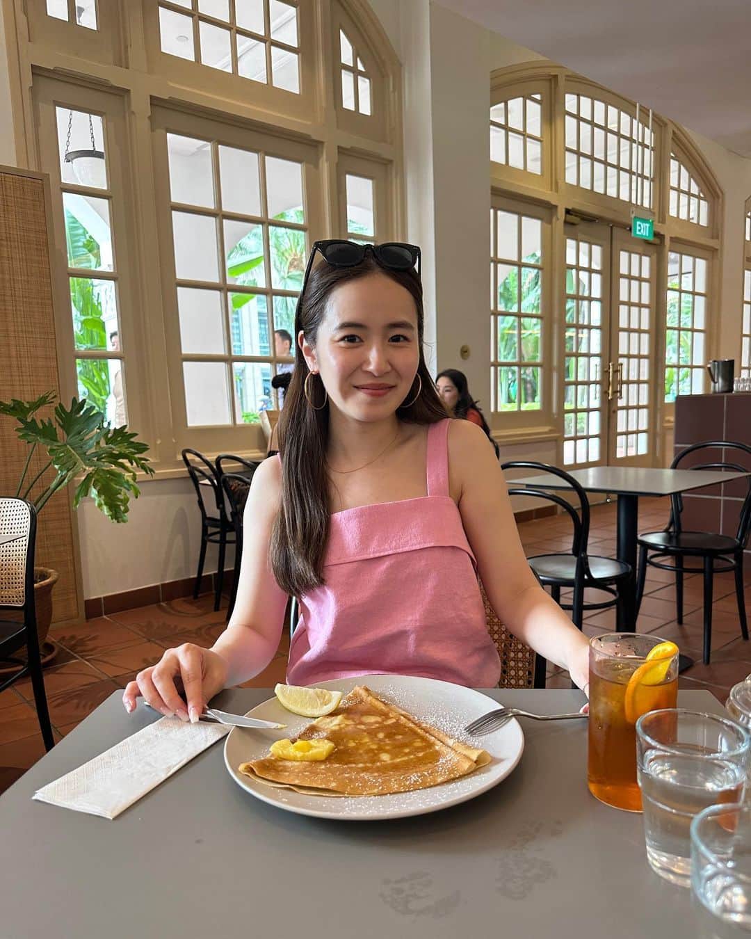 三條場夏海さんのインスタグラム写真 - (三條場夏海Instagram)「. 📍gather @gathershop.co / Singapore   ラッフルズホテル内にある とっても可愛くて洗練されたカフェ☕️ ガレットがメインみたいなのですが 私は甘いものを食べたくてクレープのプレーンを🧈  周りにいる人達も ヘルシーなオシャレを楽しんでいる方が多くて 空間的にもすっごい好みだった😚😚 このリネンタンクのpink着て行って大正解🎀  #singapore #cafe #gather #jobamogu」5月29日 20時46分 - natsumi_sanjouba