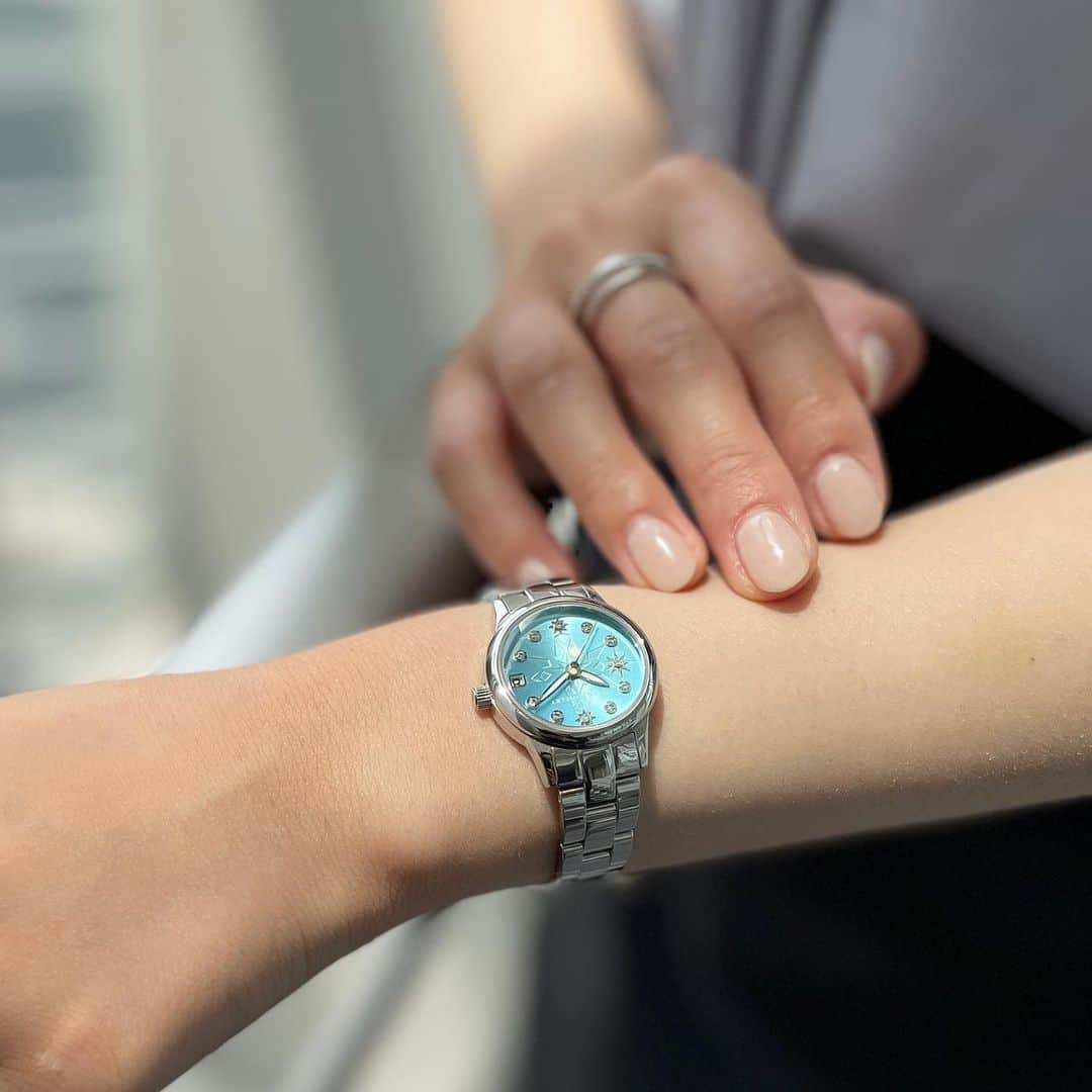 starjewelry_pressさんのインスタグラム写真 - (starjewelry_pressInstagram)「-New Model- DIAMOND CELESTIAL WATCH  2023年夏の新作ウォッチは、11石のダイヤモンドが煌くジュエリーライクなウォッチ。 シンプルで飽きの来ないデザインながら、フェイスの角度によって見え隠れする太陽×星のモチーフにブランドの個性を忍ばせました。 デザインのみでなく、機能面にもこだわったカレンダー付きでデイリー使いにもぴったり。  フェイスは、シックなネイビー、夏の日差しにはえるゴールド、そして数量限定のパライバトルマリンカラーの全3色がラインナップ。 お気に入りのカラーを見つけて。  ＝＝＝＝  ＜SUMMER JEWELRY FAIR＞ 5.27 sat - 6.30 fri 明るい日差しに照らされ、気分が高まるサマーシーズン。 5/27(土)～6/30(金)まで、夏のジュエリーフェアを開催！  －SPECIAL PRESENT－ 期間中、店頭または公式オンラインストアにて税込33,000以上お買い上げの方にサステナブルレザーを使用したジュエリーケースをプレゼント。 ※なくなり次第終了　 ※ブライダルは対象外  #starjewelry #スタージュエリー #watch #ウォッチ #ring  #リング #jewelry」5月29日 20時47分 - starjewelry_press