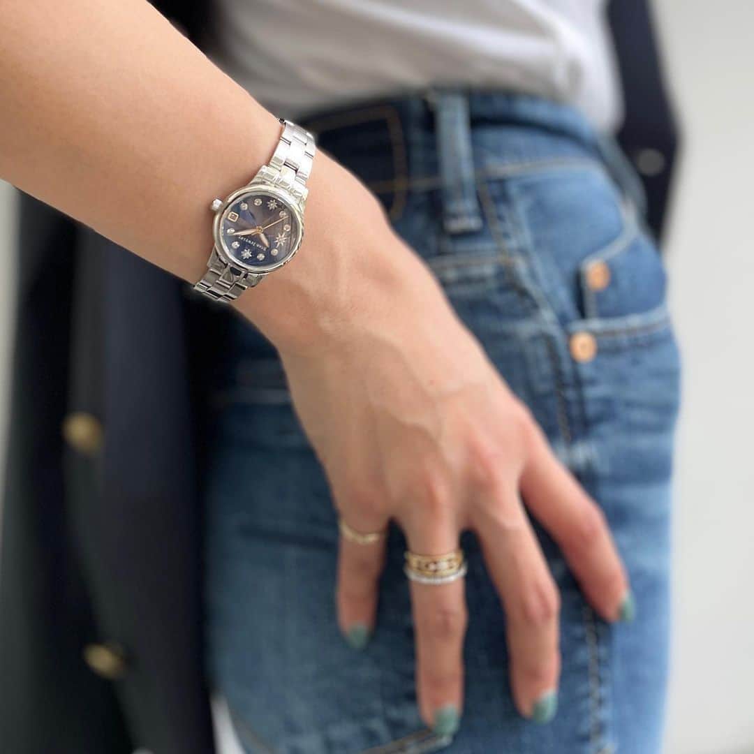 starjewelry_pressさんのインスタグラム写真 - (starjewelry_pressInstagram)「-New Model- DIAMOND CELESTIAL WATCH  2023年夏の新作ウォッチは、11石のダイヤモンドが煌くジュエリーライクなウォッチ。 シンプルで飽きの来ないデザインながら、フェイスの角度によって見え隠れする太陽×星のモチーフにブランドの個性を忍ばせました。 デザインのみでなく、機能面にもこだわったカレンダー付きでデイリー使いにもぴったり。  フェイスは、シックなネイビー、夏の日差しにはえるゴールド、そして数量限定のパライバトルマリンカラーの全3色がラインナップ。 お気に入りのカラーを見つけて。  ＝＝＝＝  ＜SUMMER JEWELRY FAIR＞ 5.27 sat - 6.30 fri 明るい日差しに照らされ、気分が高まるサマーシーズン。 5/27(土)～6/30(金)まで、夏のジュエリーフェアを開催！  －SPECIAL PRESENT－ 期間中、店頭または公式オンラインストアにて税込33,000以上お買い上げの方にサステナブルレザーを使用したジュエリーケースをプレゼント。 ※なくなり次第終了　 ※ブライダルは対象外  #starjewelry #スタージュエリー #watch #ウォッチ #ring  #リング #jewelry」5月29日 20時47分 - starjewelry_press