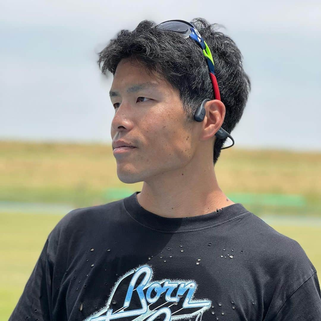 小椋裕介さんのインスタグラム写真 - (小椋裕介Instagram)「Shokzの骨伝導イヤホン「OpenRun Pro」  前のモデルより音質が向上し、耳を塞がずとも快適な音楽再生が楽しめます！  10時間連続再生が可能＆防水・防塵規格IP55なので、ロードでもトレイルでもランナーにはおすすめです。  アプリでマルチポイントペアリングが出来るのが便利！スマホや腕時計との連携、切り替えが簡単にできます。  6月5日-11日までサマーセール中。 無料で手に入れるチャンスや、製品が最大20%OFFになるので、ぜひご確認を👀  https://jp.shokz.com/pages/2023summersale?utm_source=joyce_yusuke_summer&utm_medium=KOL  #Shokz #OpenRunPro  #走る人とともに  #サマーセール」5月29日 20時39分 - yusuke_ogura1993