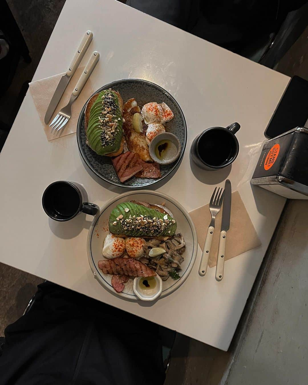 近藤沙良のインスタグラム：「@tractor_morning 🥓🥑🍴  #tokyo #tokyocafe #tokyomorning #tokyolunch #tractormorning #nakameguro #nakamegurocafe  #東京カフェ #東京モーニング #東京ランチ #中目黒カフェ #中目黒モーニング #中目黒ランチ #トラクターモーニング #東京旅行 #東京観光」