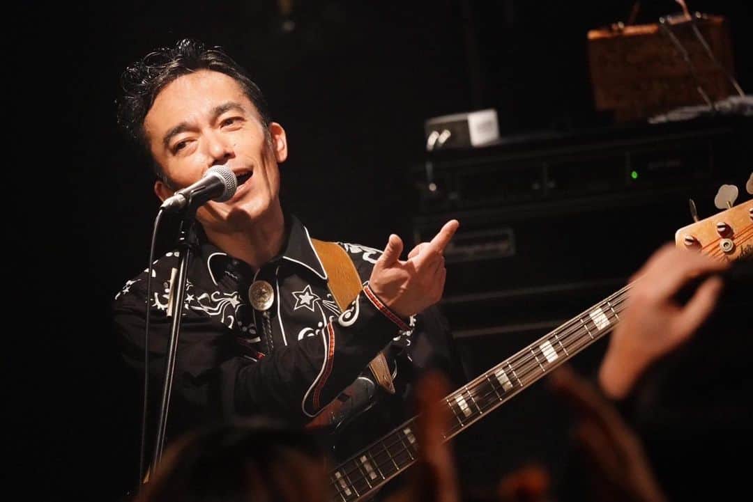 のインスタグラム：「俺は元気だぜ😉 何があってもファンのみんなを信じてる😉 福岡、熊本、鹿児島、長崎😊 九州を周るんだ😉 最高なライブにしようぜ💪」