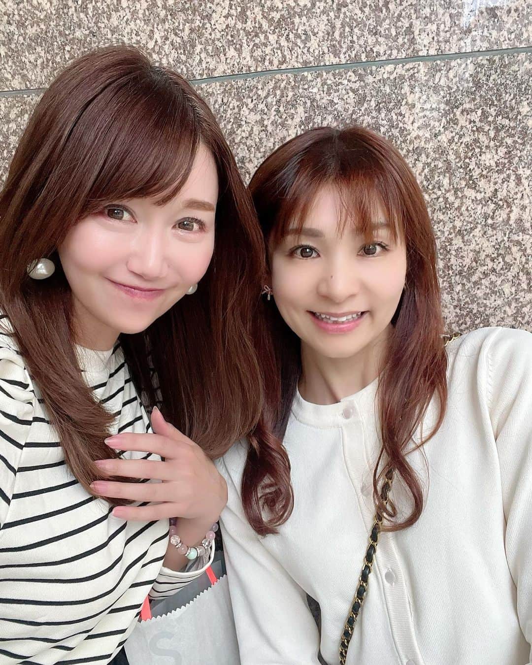 のインスタグラム：「待ち合わせ場所で待ってくれてる後ろ姿から既に美しいオーラが漂ってて。。。ニヤニヤしながら近づく、完全に怪しい私😎 タレントの大好きな雅代ちゃんと、オシャレなパスタのお店からのカフェデート🍝🍰  お昼前から会って、カフェの閉店までお喋りしてた🤭 途中、2人で涙出ちゃうくらい爆笑したり、ほんっとに楽しかった🩷  好きな人には思いっきり曇りなくいれる☺️❤️  リスペクトできるお友達が、近くにいてくれるって、すっごく心強い✨ 食事をしながら、たくさんお話しながら、そんなことを思ったりしたのでした🥰  もう会いたい😛💕  #お喋りに夢中で #2人で写真撮るの忘れてて #駅前でパシャリ📷🌟  #韓国でのお仕事旅のお土産もたくさんいただいた🥹❤️」