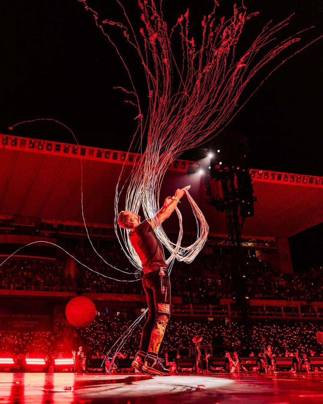 Coldplayのインスタグラム：「Barcelona - thank you for 4 magical nights in your beautiful city ❤️💛❤️💛  📷 @annaleemedia  #ColdplayBarcelona #Coldplay #MusicOfTheSpheresWorldTour」