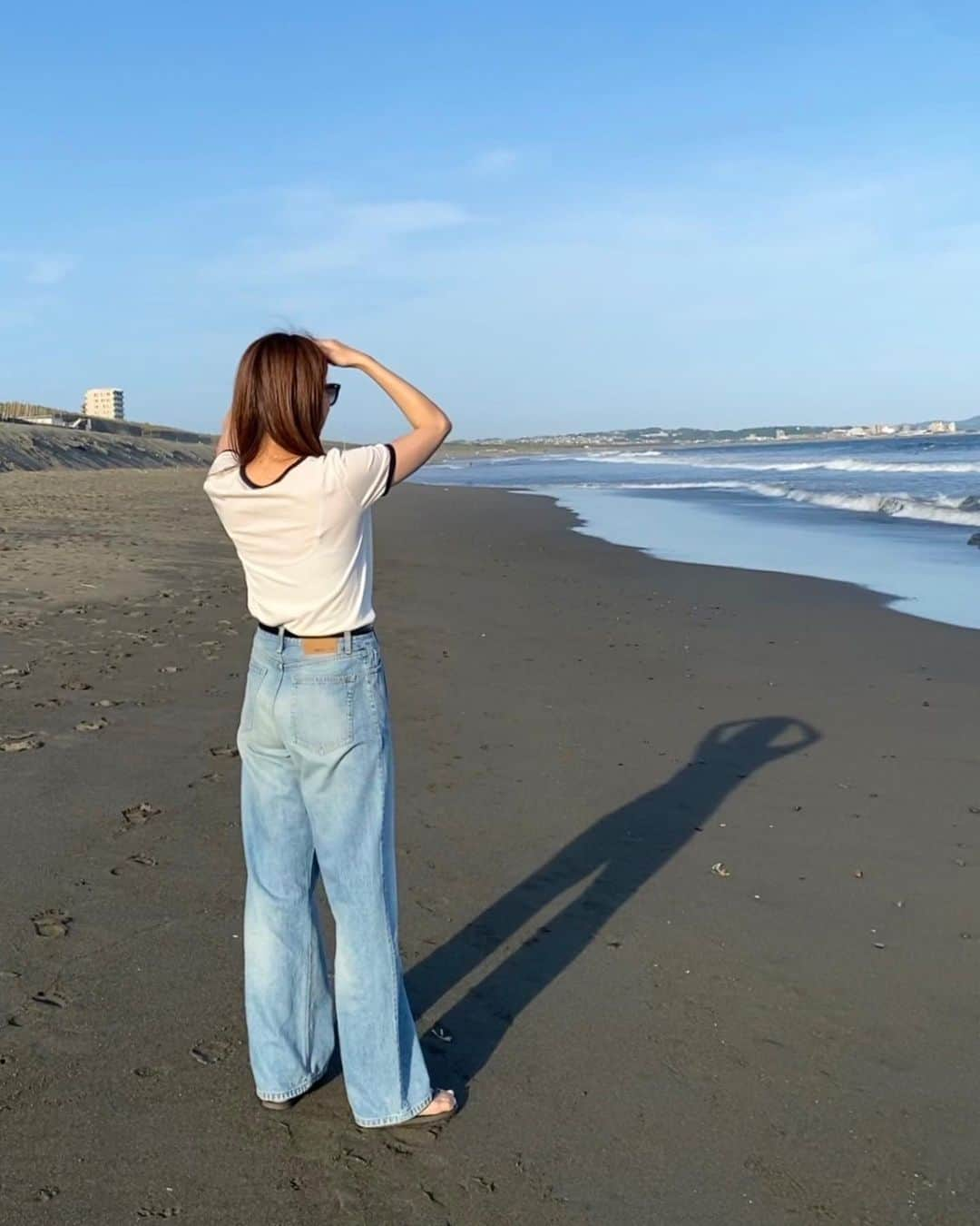 ei0601meさんのインスタグラム写真 - (ei0601meInstagram)「週末は辻堂の実家へ🌴 カフェ行って海行って最高の休日。 最後はおばちゃん渾身の砂浜ダッシュ🫨 ・ ・ ・ ・ #celine #deuxiemeclasse #tsujido #beach #セリーヌ #セリーヌベルト #ロゴt #ワイドデニム #大人カジュアル #シンプルコーデ #デニムコーデ #きれいめカジュアル #アラフォーコーデ #アラサーコーデ #40代コーデ #30代コーデ #高身長コーデ #辻堂 #辻堂海岸 #カフェ #カフェ巡り #テラスカフェ #夏コーデ」5月29日 20時44分 - ei0601me