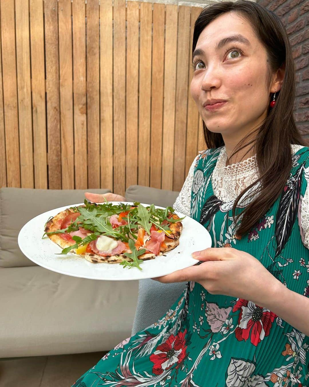 加藤ジーナのインスタグラム：「PIZZA🍕！！！！  #ピザ #お家でピザ #ピザパーティー #手づくりピザ #オランダ生活 #オランダ在住 #オランダ移住 #海外移住 #ヨーロッパ移住 #ヨーロッパ生活 #花柄ワンピ #グリーンコーデ #グリーンカラー #花柄コーデ」