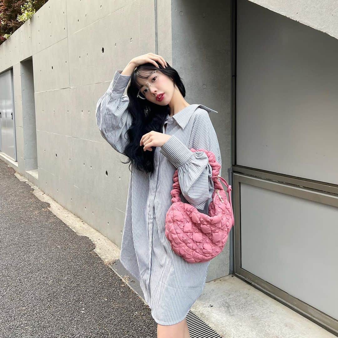 のインスタグラム：「ㅤ ㅤ ㅤ最近ラフなコーデ好きやけん そんな日にサラッと持てるお気に入りバッグ♡♡ ㅤ 柔らかくてもちもちした素材が 気持ちよくて 歩きながら触っちゃう。。笑 ㅤ 可愛いしコンパクトなのに ファスナー何ヶ所もついてて収納力がすごい♡ ㅤ ショルダーにも、 ハンドバッグにしても使えるけん 旅行にも持っていきたい✈️♡ ㅤ ㅤ バッグに合わせて2コーデしてみたけど 大人っぽくも可愛くもいけて とっても良い🫶🏻 ㅤ ㅤㅤ Qoo10内でゲットできるけん 6/1から始まるメガ割中やとお得になるよ〜〜お揃いしよ♡ ㅤ カラーもたくさん！ コーデの差し色になって楽しいよん  #CARLYN #COZY #トートバッグ #ショルダーバッグ #韓国ファッション #pr」