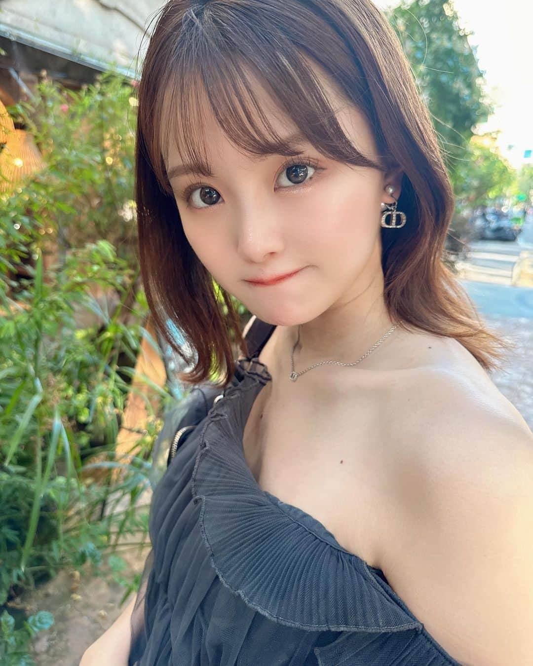 吉田恵美さんのインスタグラム写真 - (吉田恵美Instagram)「先日湘南美容外科クリニック銀座院で #ベビースキン #ブラックピール を受けてきました！  台湾行く前に肌管理したくて 刺激が少なくて私の肌に合うものを選んでもらったよ🌿  痛みもダウンタイムもなくて 直後から肌のトーンが上がる感じが最高でした🖤  名前の通り赤ちゃんみたいな肌になれた気がする👶  松田先生 @sbc_y.matsuda ありがとうございました！！  #湘南美容外科 #湘南美容外科クリニック銀座院」5月29日 20時55分 - _yoshida_megumi