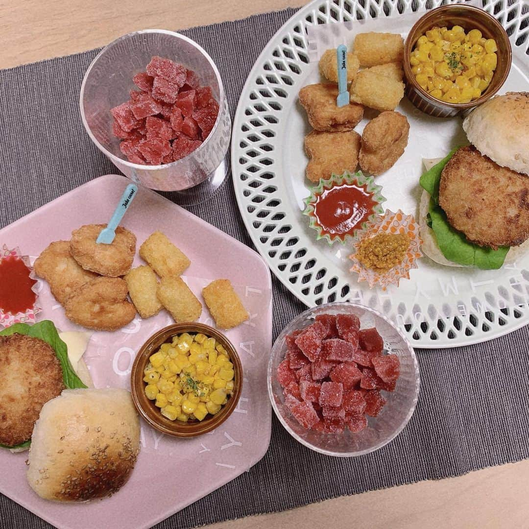 高橋まりなさんのインスタグラム写真 - (高橋まりなInstagram)「. お家でハンバーガー🍔 🧀チーズメンチカツバーガー 🦐エビカツバーガー 🍗チキンナゲット 🍟ハッシュドポテト 🌽コーンバター 🍓氷いちごミルク . 揚げるだけ！のメンチカツ＆エビカツは、普段自分で作らないので、子ども達も大喜び♡ 冷凍食品だけど、サクサクでジューシーで美味しいの😋 エスエルクリエーションズは、買い物も外食も面倒なときに、冷凍庫にあると安心するアイテムばかり😌 しかも化学的合成添加物を使用してないから、安心安全です✨ @slcreations_official . . . #slcreations#安心安全#冷凍食品#無添加#slcreationsのある暮らし#PR#簡単時短#エスエルクリエーションズ�#ハンバーガー#おうちハンバーガー#チーズメンチカツ#こだわりえびカツ#レンジ用チキンナゲット#ミニハッシュドポテト#カットコーン#氷いちご」5月29日 20時48分 - marina._.takahashi