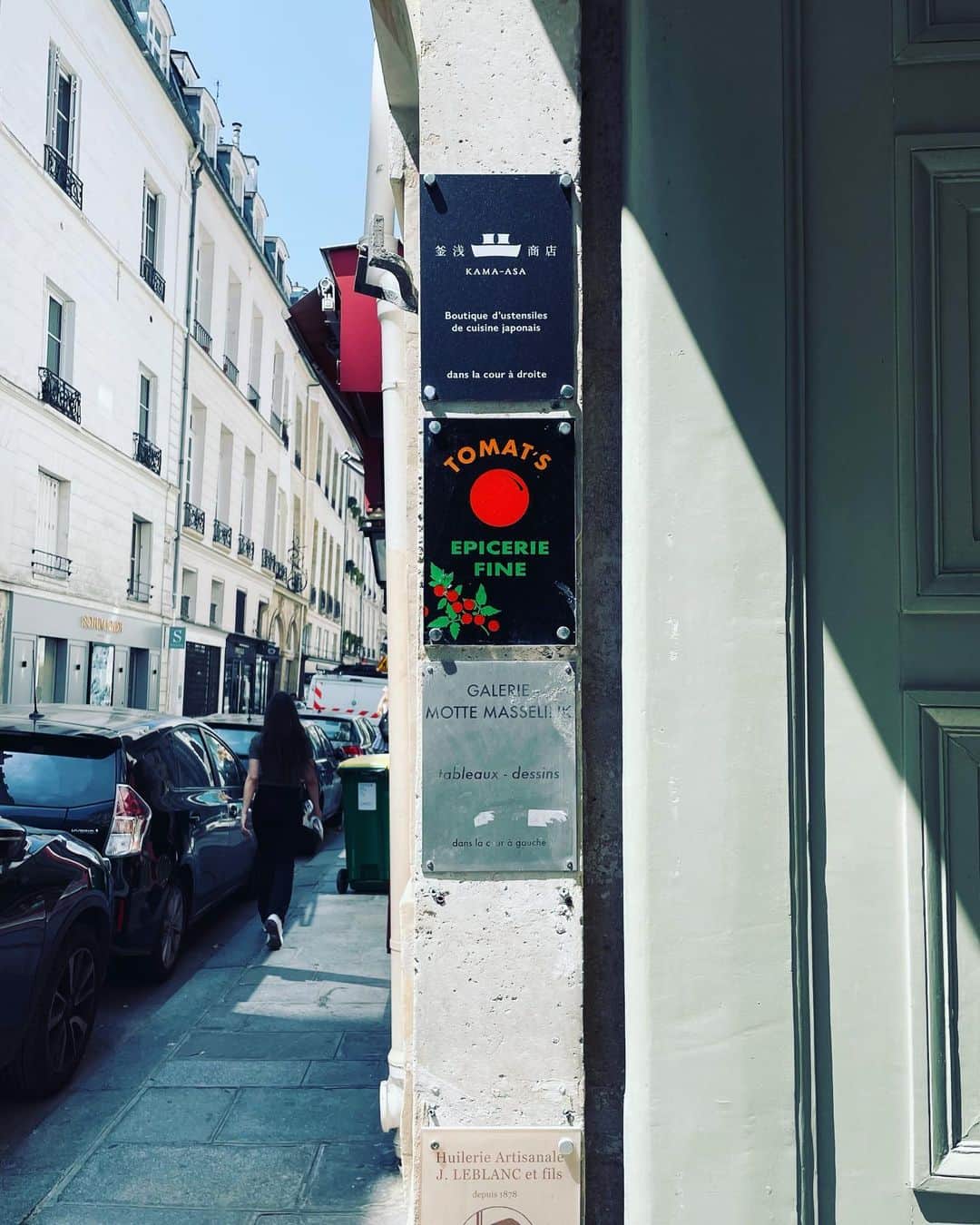 真藤舞衣子のインスタグラム：「釜浅商店PARISの隣に大家さんでもあるAlexandra(アレクサンドラ)さんが実際食べて本当に美味しくておすすめできるものしか置かないというこだわりの お店、TOMAT’S epicerie fine があります。　 いろいろ試食させてもらいながら、熟成させてから食べるオイルサーディン、1缶1人で食べ切ってしまいそうなほど美味しかったオリーブ🫒、黒胡椒の塩漬、ノワゼットオイル、お砂糖がかなり少なめのオーガニックカシスジャムを買いました。 本当はもっといろいろ買いたかったからまた次回に！  とても親切にしてくださって、ありがとうございました！  #マイマイparis  #PARIS #釜浅商店PARIS」