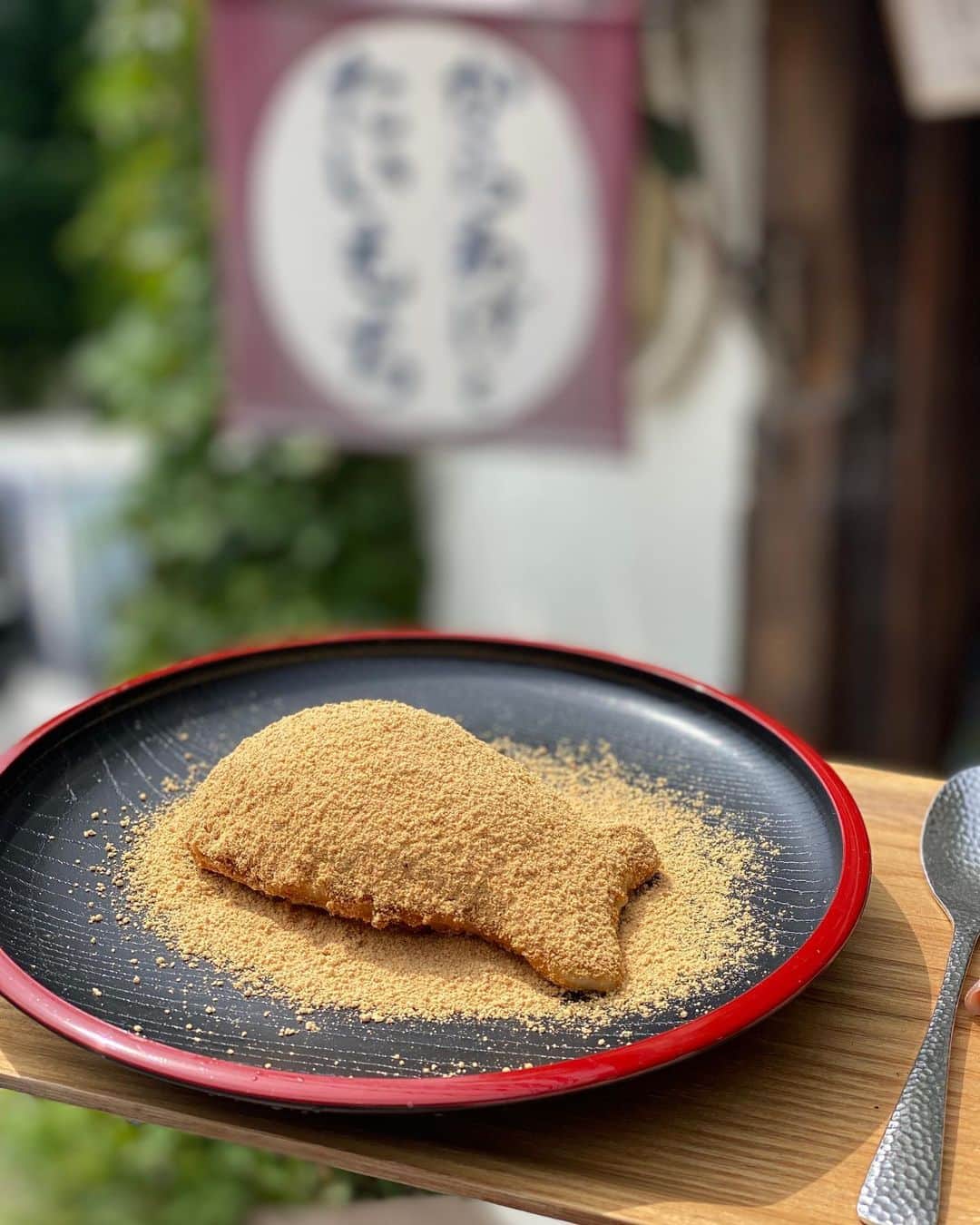 前川由希子さんのインスタグラム写真 - (前川由希子Instagram)「・ きなこたいもち🍵  出来立てを食べたい！と言い続けた きなこたいもち。 とうとう実食🫶  あぁ、美味しい。。  ふわふわともちもちのいい塩梅で、 大きそうに見えるけどペロリです😋  お店にイートインスペースはないけど、 すぐ近くのベンチで食べられるよー。  @64st.ropponpon  #ろっぽんぽん  #きなこたいもち  #たいもち  #六本松グルメ  #六本松カフェ」5月29日 20時48分 - maekawa.yukiko