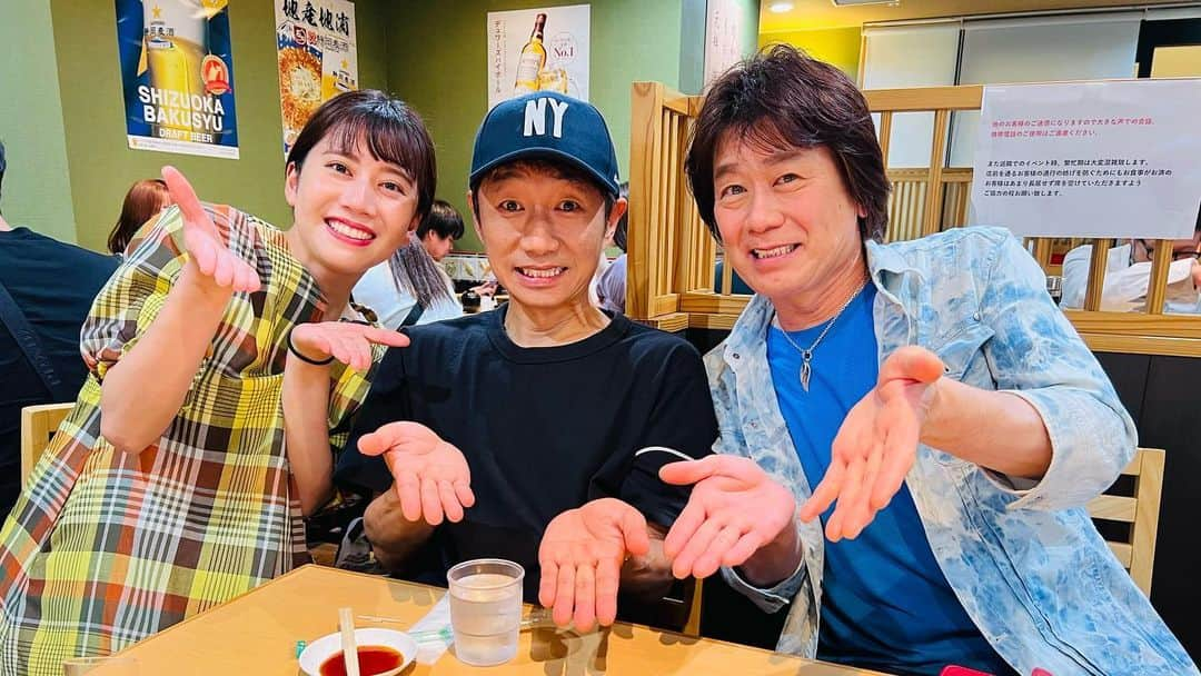 関沢圭司さんのインスタグラム写真 - (関沢圭司Instagram)「昨日は浜松はアクトシティで『ファンターネ！がやってきた』のコンサートでした♪  お越しくださった皆さんありがとうございました😊 満席のお客さんに、みんなの元気な声が聞けて本当に嬉しかった😃😃😃✨ 「そーこれこれ！」 2年ぶりの充実感というか、生のコンサートはこうでないと！そう思える楽しい時間でした。 お越しくださり本当にありがとうございました🙇‍♀️  けんたろうさんのインスタに動画があがってるとおもうので、僕の方ではその何コマを静止画で載せますね😃  あつこちゃんにその事を確認したら、半目でも全然良いですよ！と言ってました😁笑  またいつこのメンバーでできるかはわかりませんが、魔法のベルさん願いを叶えてね〜🤣✨  そうそう！ 餃子もしっかり食べましたよ〜🥟🥟🥟 美味しかったー！！ 新幹線ギリギリ〜😅  それではまたどこかで😄  #ファンターネがやってきた  #速水けんたろう さん #小野あつこ さん #関沢圭司  #アクトシティ浜松」5月29日 20時48分 - keiji55555