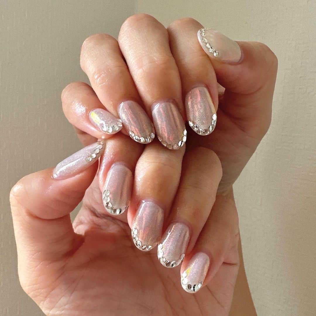 のインスタグラム：「. ネイル撮ってたのに 載せ忘れてた🥺💅🏻  マグネット+ミラーに 先端ストーン💎✨️ つやつやキラキラで可愛すぎる🥹💗 光り方がもう可愛い。 夏でも冬でもいけるデザインやな🫣💓 またお気に入りが増えてしまった😮‍💨♡  . . #ネイル#ネイルデザイン#夏ネイル #ミラーネイル#マグネットネイル」