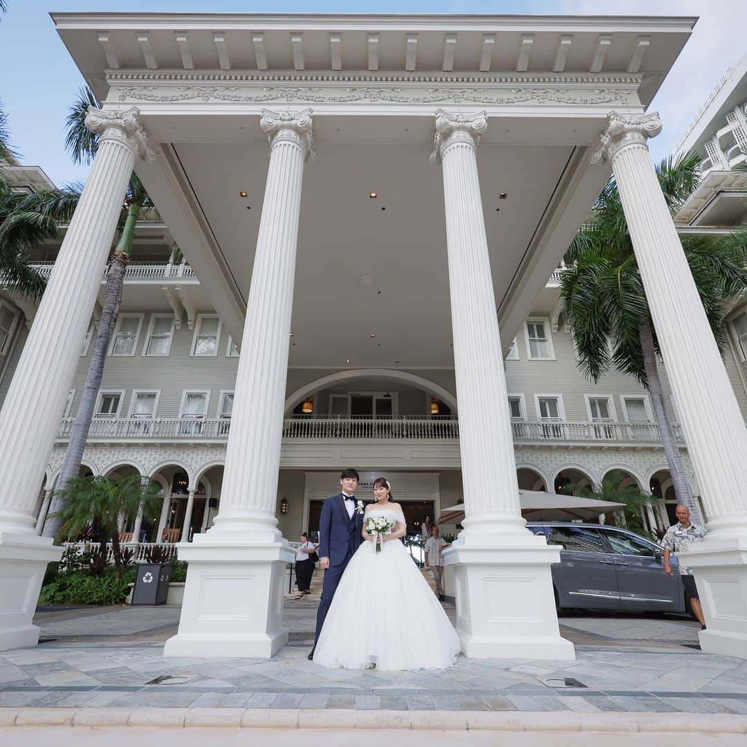 The Terrace By The Seaさんのインスタグラム写真 - (The Terrace By The SeaInstagram)「@the_terrace_by_the_sea Hawaii Wedding情報はこちら𓂃𓈒𓏸  ---------  憧れのモアナサーフライダーホテル  お支度を整えたらホテル館内で撮影へ𓈒𓏸  The Terrace by the Seaは独立型の式場なので 宿泊ホテルを自由に選べることが楽しみのひとつ𓍯  -------------------  = produce = モチーフ @motif_resort  = photo = @betterhalf_hawaii  --------------------  【Good News】アメリカ入国時のワクチン証明、5/11廃 止！ESTA申請のみでハワイ渡航可能になりました◎  ハワイのザ・テラス バイ・ザ・シーにて 挙式を検討されていらっしゃる方におすすめ✯  《30組限定　FIRST SUMMER PLAN 最大25.2万円 OFF！ 》  挙式に必要な基本挙式、ドレス＆タキシード、新婦様ヘ アメイク、アルバムがセットになったお得プラン、通常価 格¥667,000→¥467,000にてご案内中！ パーティ4名以上お申し込みで、Grace of Aloha 2名様分 (¥52,000相当)プレゼント！  プロフィール欄のURLより、ウエディングの相談ご予約 が可能です。 小さい疑問や質問にもお答えいたしますので、お気軽に お問い合わせくださいませ🌺  ザ・テラス バイ・ザ・シーでは、健康と安全を最優先に 配慮し、安心してハワイでの時間を楽しんでいただいて おります𓆉  #テラスバイザシー #TheTerraceByTheSea #TAKAMIBRIDAL #タカミブライダル #MotifRESORT #テラス花嫁 #モチーフ花嫁 #リゾートウェディング #リゾート婚 #ハワイ挙式 #モアナサーフライダー #ホテル内撮影」5月29日 20時50分 - the_terrace_by_the_sea