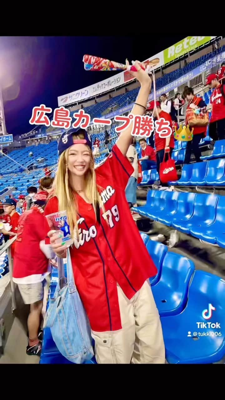 つっきのインスタグラム：「🏟✨⚾️🔥🗣❤️‍🔥 ． 2023.05.16 つっき初めての野球観戦⚾️✨ お友達に誘われて横浜スタジアムに 行ってきました〜ッ😁❤️‍🔥 んでまさかのカープ女子に変身🤭❤️ ． お酒飲みながらたくさん応援して 点入れたら知らない人とか関係なく みんなでハイタッチしてまじ 盛り上がったし楽しかったー🥰🔥 7-5でカープ勝っておめでとうして そのテンションのまま近くの スポーツBARで飲んだよ😁🍻❤️‍🔥 色んな出会いがあってそれもまた楽しかった😁🩷 ． 沖縄でも色んな野球チームの キャンプあるから見に行きたいな😊🔥 ． ． #野球 #野球観戦 #野球女子 #プロ野球 #野球応援 #広島カープ #カープ女子 #広島東洋カープ #横浜スタジアム #日本野球 #初体験 #応援 #セリーグ #パリーグ #スポーツバー #プロ野球キャンプ #baseball #hiroshimacarp #tiktok #reels #yokohamastudium #sportsbar #イケイケのイケ #すきすきのすき❤️」