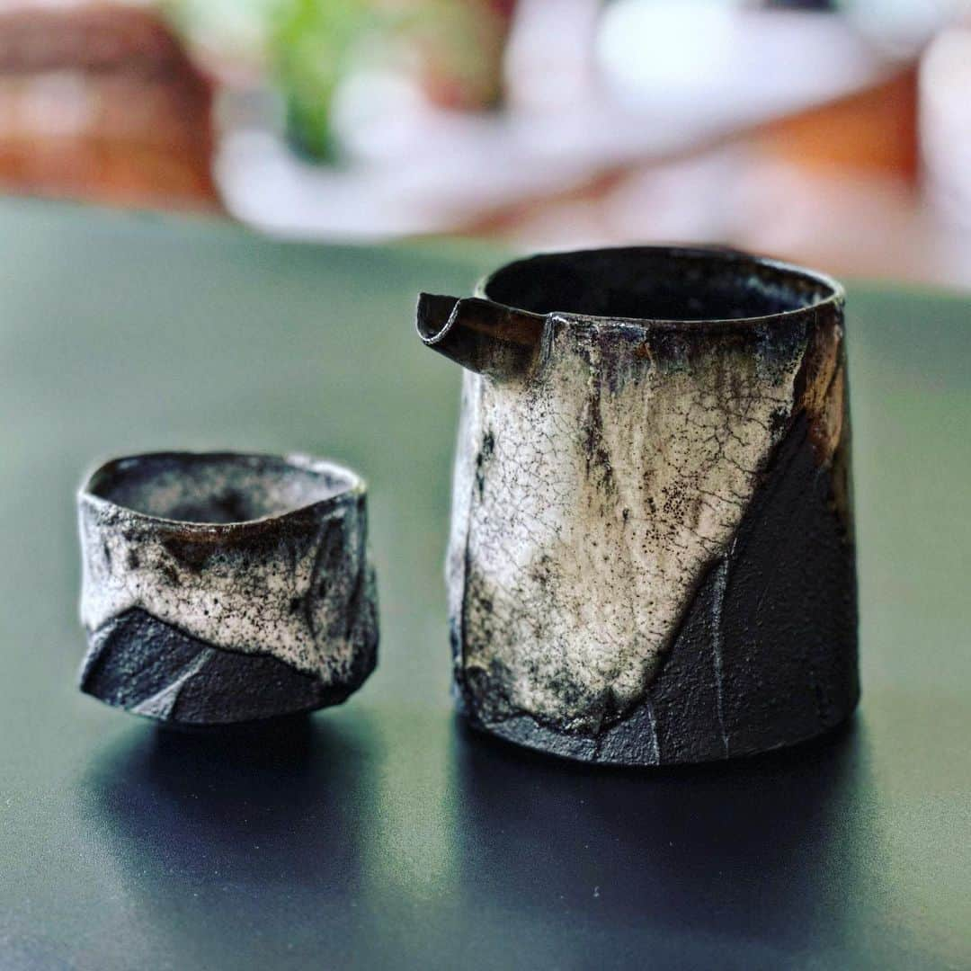 佐竹晃さんのインスタグラム写真 - (佐竹晃Instagram)「Sake set. Nuka glazed katakuchi and Guinomi. . www.akirasatake.com  #akirasatakeceramics #clay  #katakuchi #guinomi  #かたくち #片口 #ぐいのみ #ぐい呑 #asheville #tokkuri #徳利 #とっくり #酒 #sake  #gallerymugen  #陶芸 #陶芸家  #佐竹晃 #ceramics #pottery #japanese #japanesepottery #tougei」5月29日 20時51分 - akirasatake