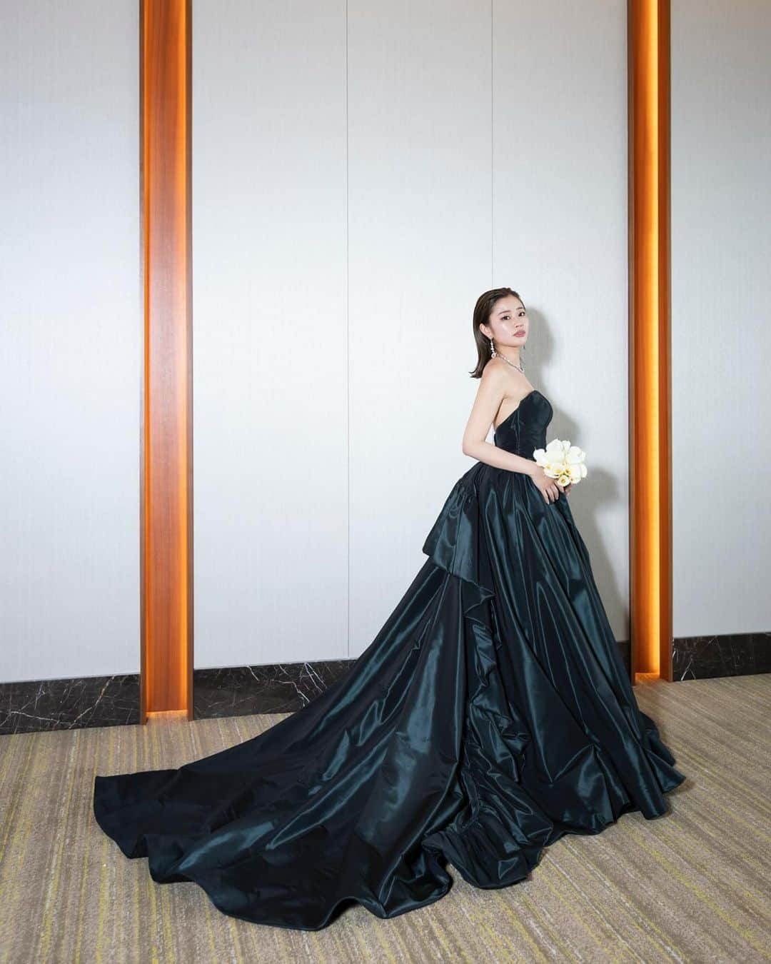 のインスタグラム：「. お色直しで雰囲気変えたくて ヘアアクセなしのオールバックに👗🖤 こっちのスタイルが好み🫰🏼 . #wedding」