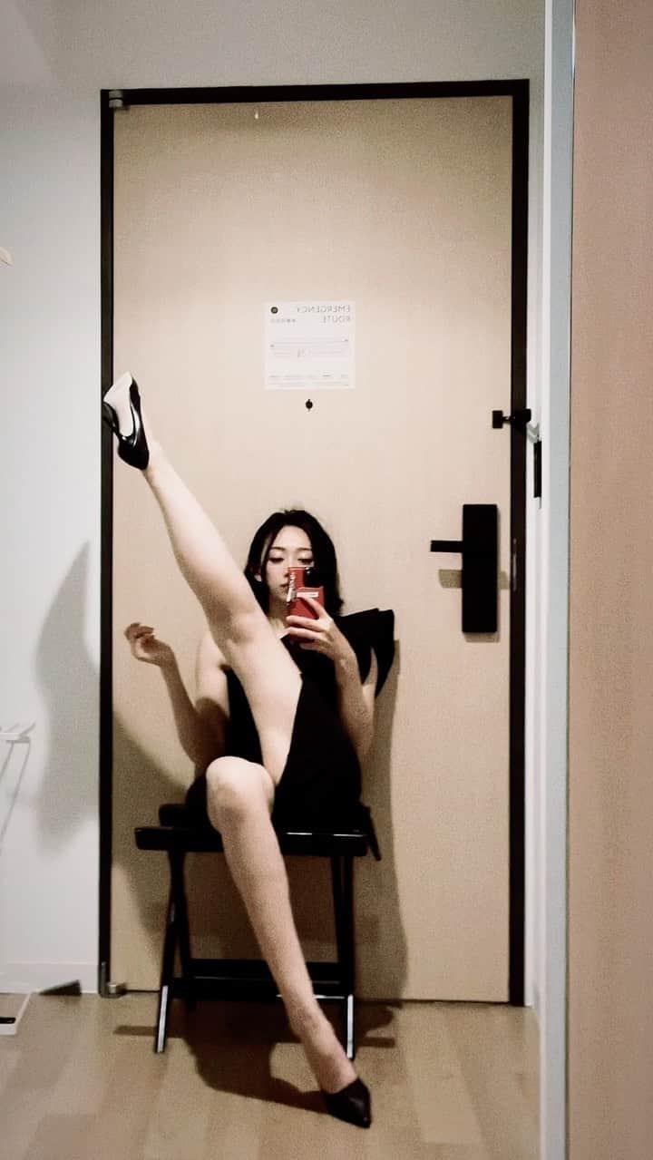 梨衣名のインスタグラム：「空中変身。 これNG撮りすぎて、太もも筋肉痛になったの秘密にしといてね。 #ハイキック」