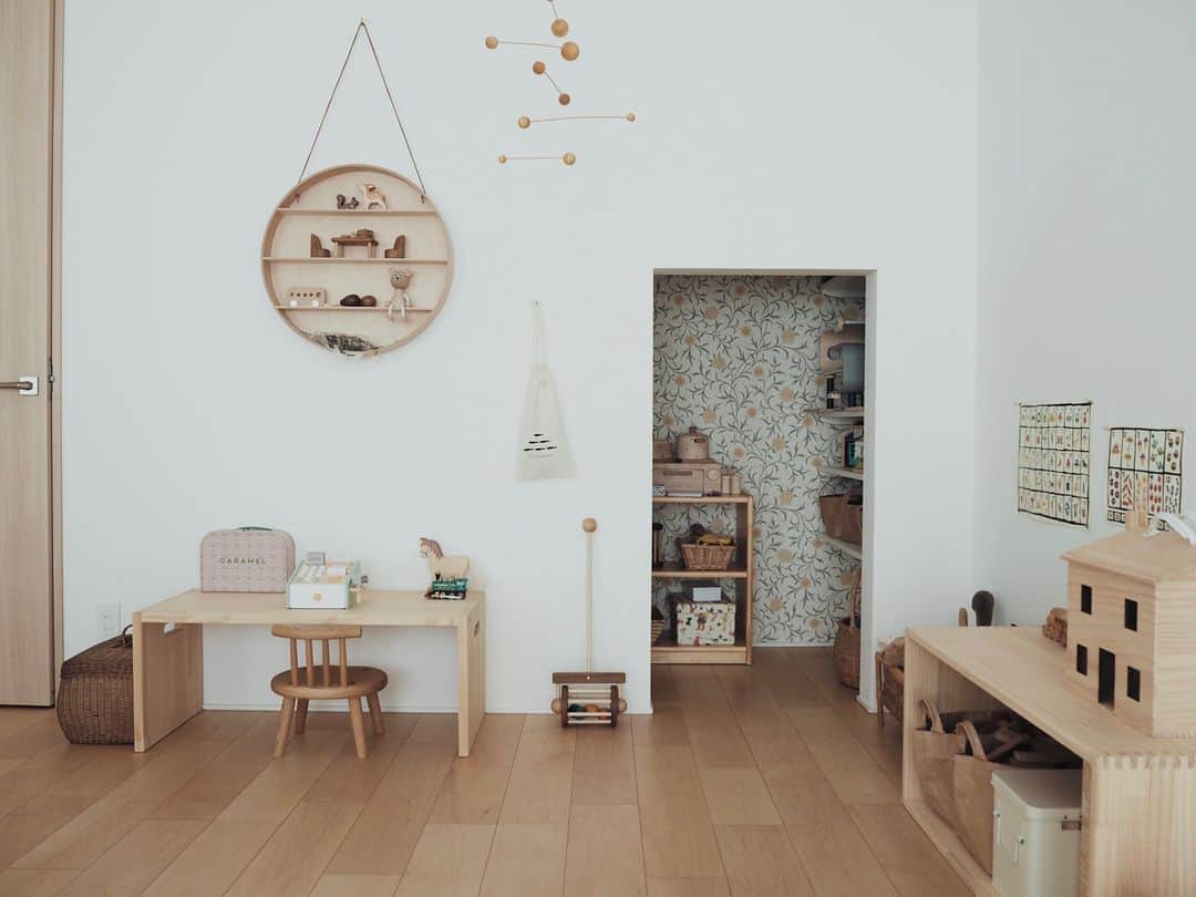 ムクリ［mukuri］さんのインスタグラム写真 - (ムクリ［mukuri］Instagram)「広く快適に家族が気持ち良く過ごせるLDKの空間づくり〜子育てがしやすいシンプルな家（eim.oo___さん）  キッチンを中心にリビング、ダイニング キッズスペースそれぞれがゆるく繋がった minaさんのお家のLDKは 家族みんなを感じられる空間。  日当たりの良さや間取りの配置 特に意識したという インテリア配色の黄金比、見せる収納など LDKの空間づくりに細かな工夫が 凝らされています。  クールさやあたたかさ、可愛らしさ それぞれがほどよく調和し minaさんらしさが詰まった こだわりのLDKをぜひご覧くださいね♩  @eim.oo___ さん ありがとうございました！  （編集:maki）  ▶コラムはプロフィールのURLよりご覧ください プロフィールはこちらから @mukuri_official ・  –––––––––––––––––– ムクリ公式アカウントでは くらしの中にある"好き"や"コダワリ"を毎日お届け。  インテリア、整理収納から家づくりなど 日常で参考になる情報から サラッと読める短編コラムまで ご紹介していますのでフォローしてぜひご覧ください。 ▶︎ @mukuri_official ・  「 #ムクリ 」のタグもいつも楽しく拝見しています☺️  オリジナルブランドは @daily_mukuri  くらしの中にあったらいいいな、 そんな商品を企画・制作、集めています。 ––––––––––––––––––  #リビングダイニング#LDK#インテリア#マイホーム#くらしの編集#ムクリ」5月29日 21時05分 - mukuri_official