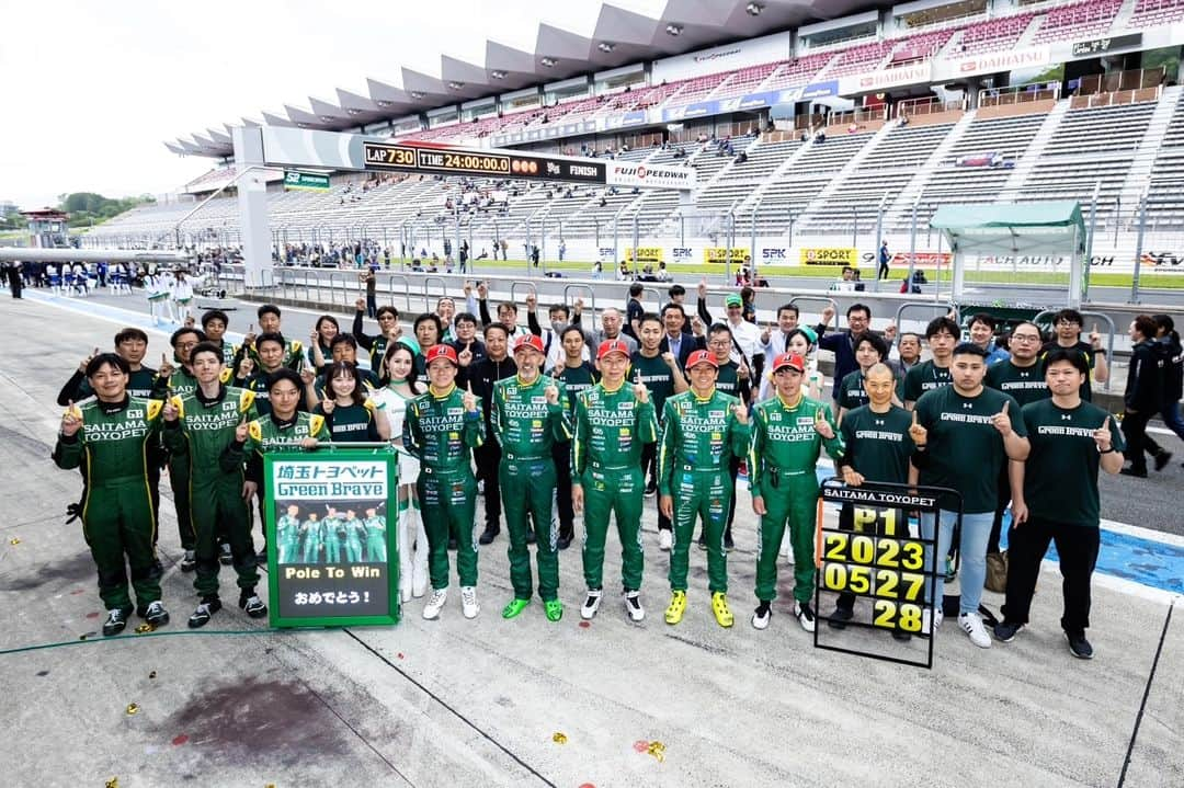 吉田広樹さんのインスタグラム写真 - (吉田広樹Instagram)「#FUJI24h 優勝することが出来ました🏆️  チームがドライバーやメカの人数など 体制面もキッチリ整えてくれたお陰で 参加したメンバーみんなが大きなミスなく 助け合いながら各々の役割を果たせたと思います‼️  エンジニアの作戦や メカのメンテナンス力 TOYOTA自動車様、TCD様のサポートがあり #GRSUPRAGT4 も 最後まで高いパフォーマンスを発揮してくれました🏎️  本当に最高です🙌  シリーズはまだまだ続くので 今回のデータや経験を活かし 良い流れを保っていきたいと思います❗  応援して頂いた皆さん ありがとうございました。  #埼玉トヨペット #greenbrave #grgarage浦和美園 #スーパー耐久 #TOYOTA自動車 #TCD #大石博久カメラマン」5月29日 21時04分 - hiroki44da