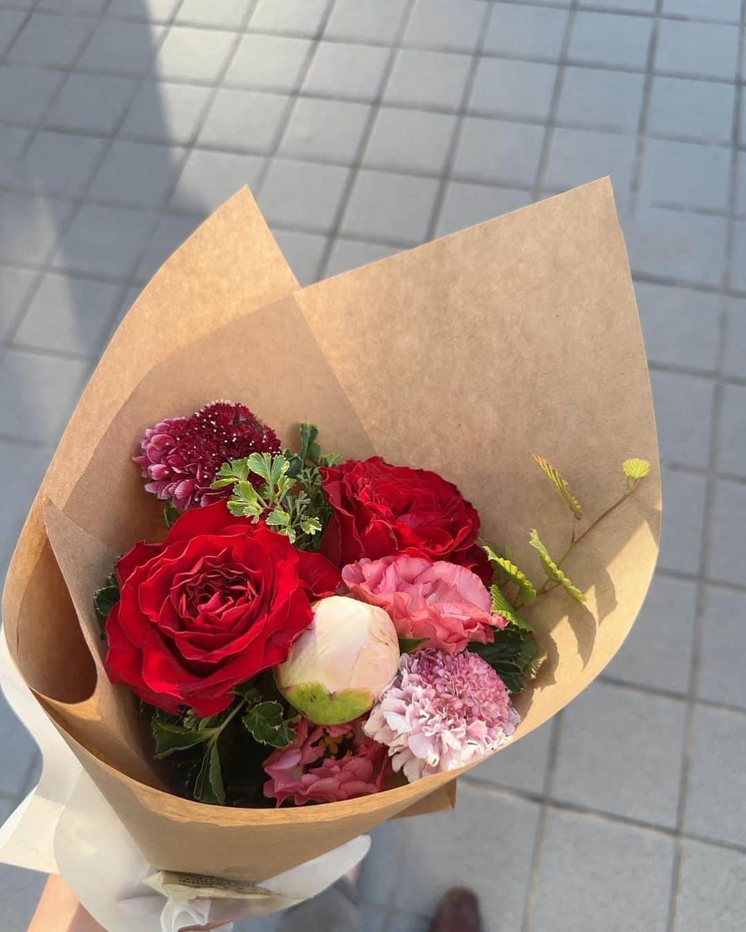 shihori.kathleenのインスタグラム：「赤のお花を買ってからはじまる週末🌹🤍🥂  双子の姉とデートしたり思い出のディナーをしたり🐈✨」